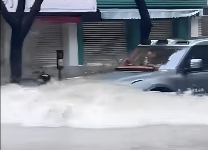 Ngập nặng do bão nhưng 'tàu ngầm 4 bánh' của Trung Quốc vẫn ung dung lội: Dân tố đi đến đâu hỏng đến đấy - Ảnh 2