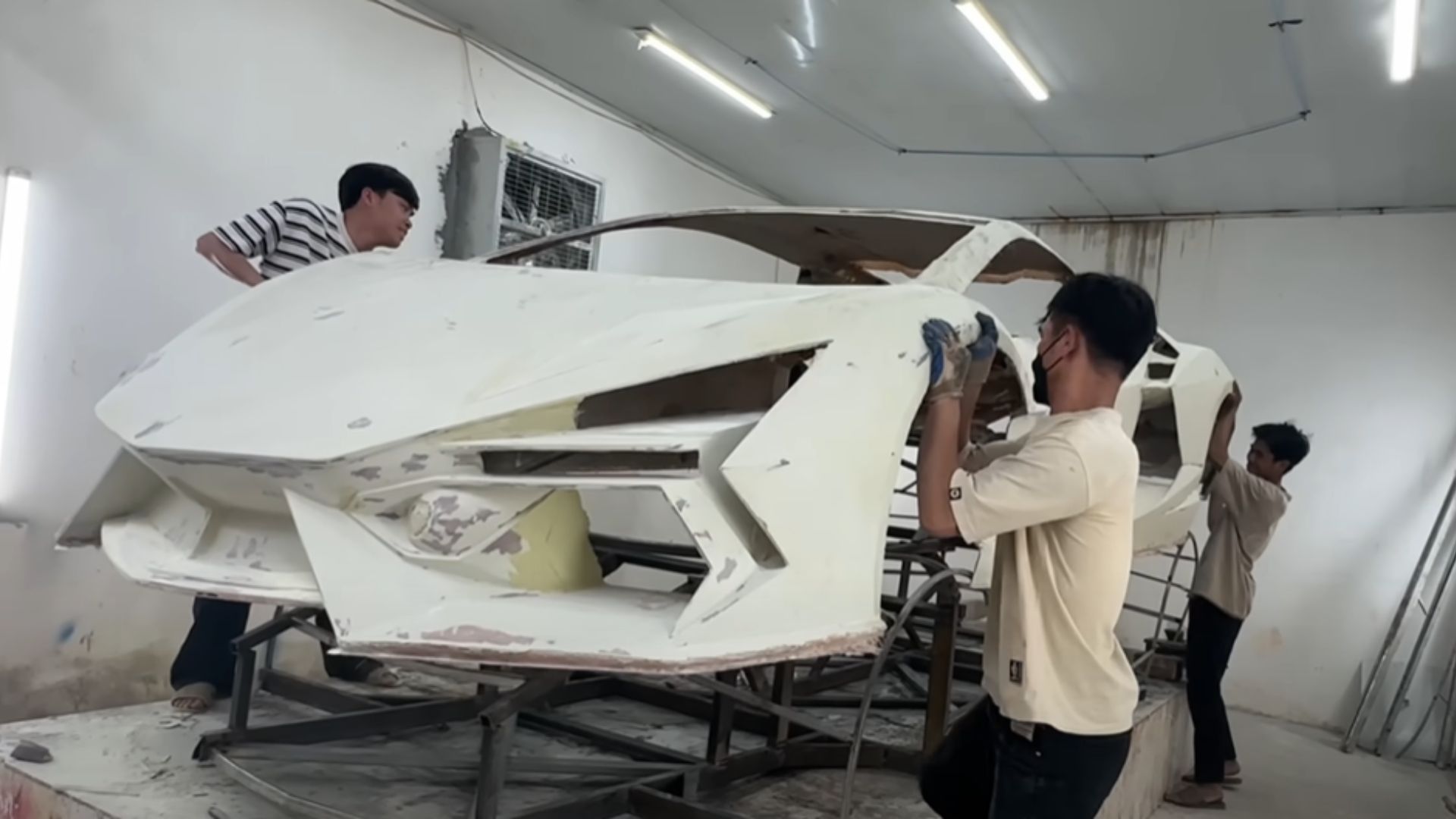 Biến chiếc Nissan cũ hỏng thành Lamborghini Revuelto, các thợ xe Việt Nam được thế giới ngả mũ khâm phục - Ảnh 4