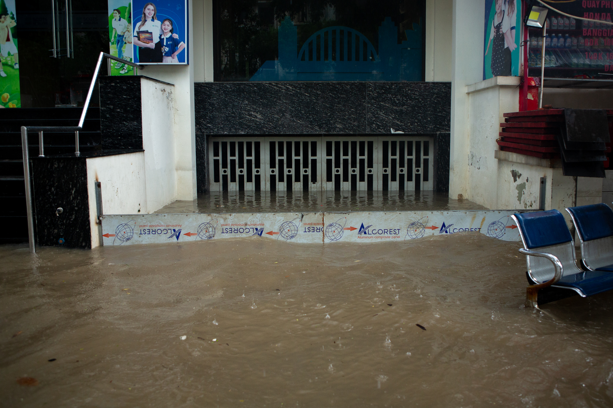 Cảnh đi thuyền, kéo xe tự chế tại khu đô thị triệu USD nhưng hễ mưa là ngập ở Hà Nội - Ảnh 5