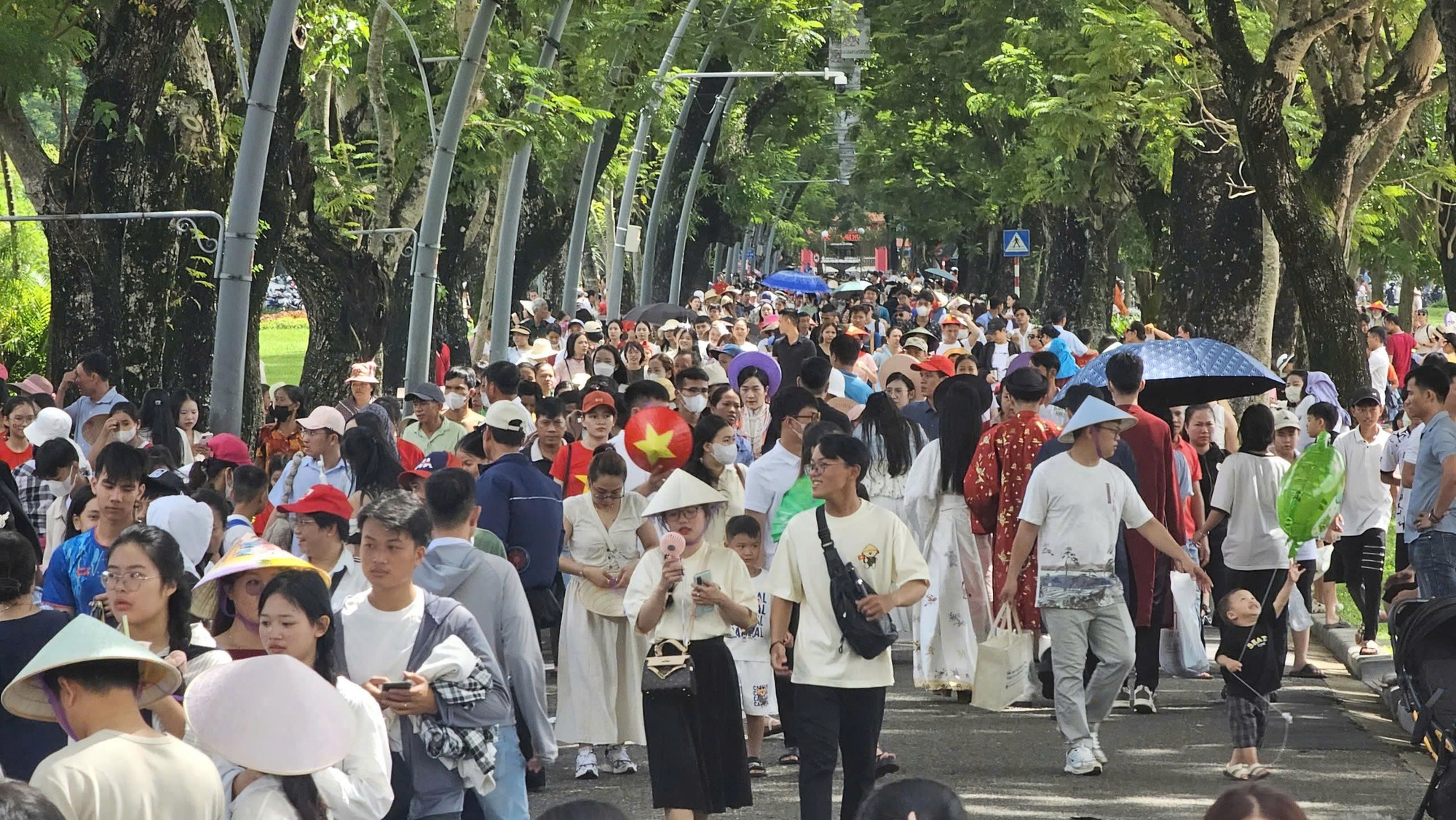 Tưng bừng mùa du lịch cuối hè - Ảnh 1