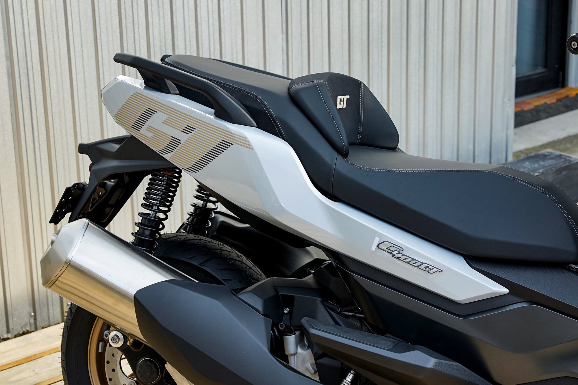 Xe tay ga đời mới vừa ra mắt Việt Nam, dân phượt thích mê: Người lái có tựa lưng, cốp có ty thủy lực - Ảnh 4