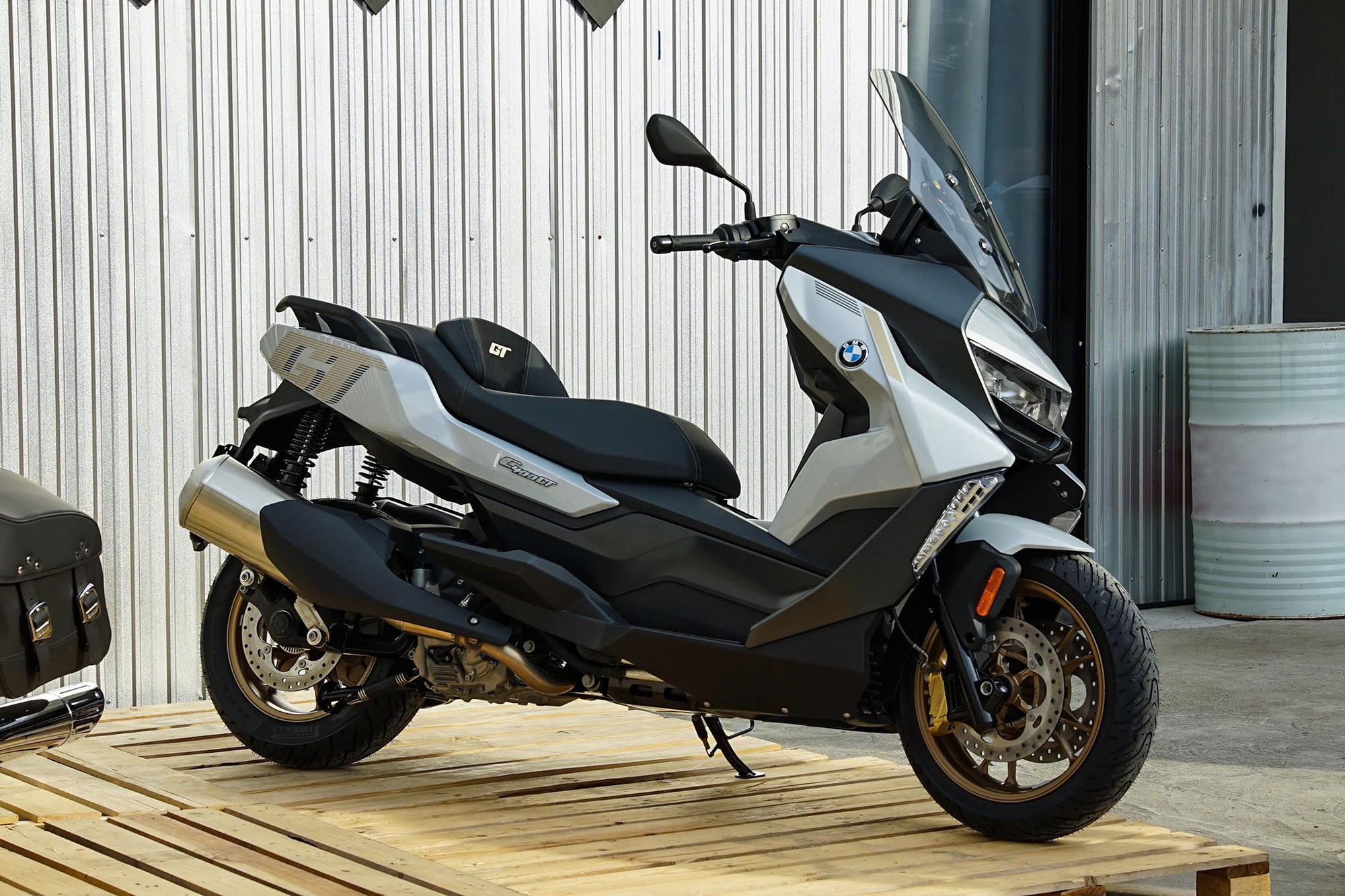 Xe tay ga đời mới vừa ra mắt Việt Nam, dân phượt thích mê: Người lái có tựa lưng, cốp có ty thủy lực - Ảnh 1