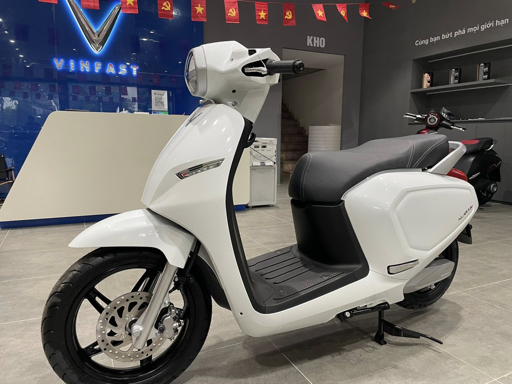 Xe máy điện gây sốt khi giảm giá còn 25 triệu: Ngoại hình đẹp, pin chạy 112km thách thức xe xăng - Ảnh 2