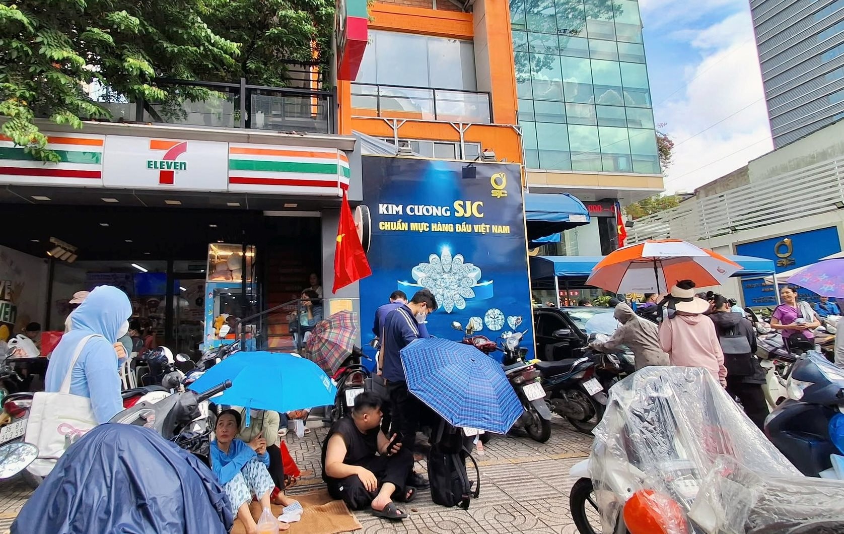 Cơn sốt từ "phố vàng" Trần Nhân Tông, Cầu Giấy cho đến Phố Wall: Điều gì khiến nơi nơi đẩy mạnh tích trữ? - Ảnh 3