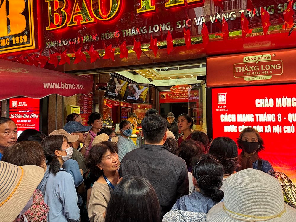 Cơn sốt từ "phố vàng" Trần Nhân Tông, Cầu Giấy cho đến Phố Wall: Điều gì khiến nơi nơi đẩy mạnh tích trữ? - Ảnh 1