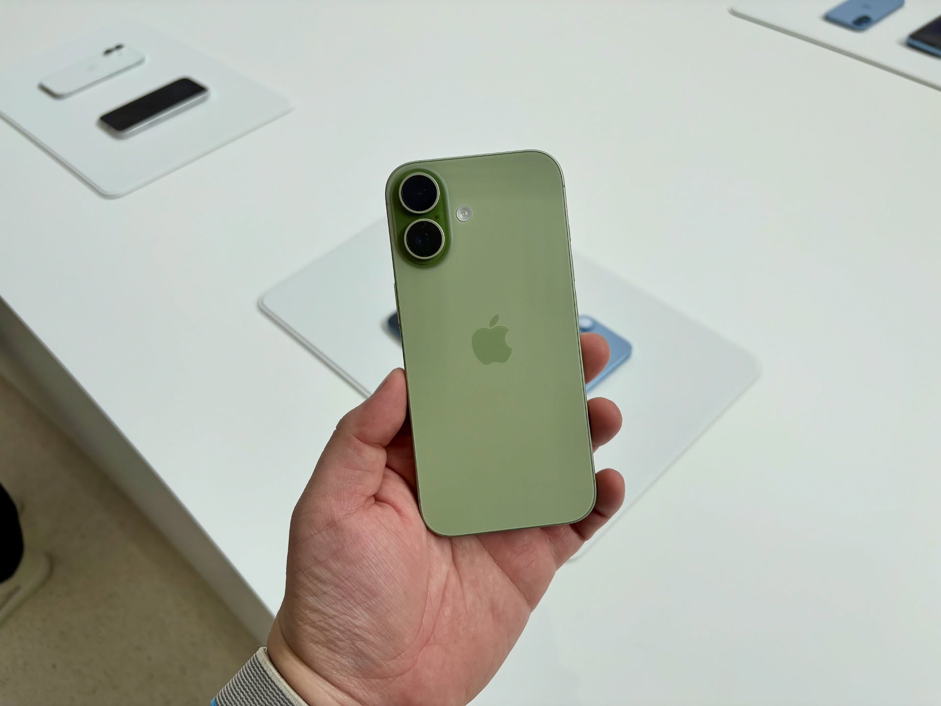 iPhone 17 siêu rẻ, được trợ giá chỉ còn 17,5 triệu đồng nhưng người dùng không dám mua - Ảnh 1