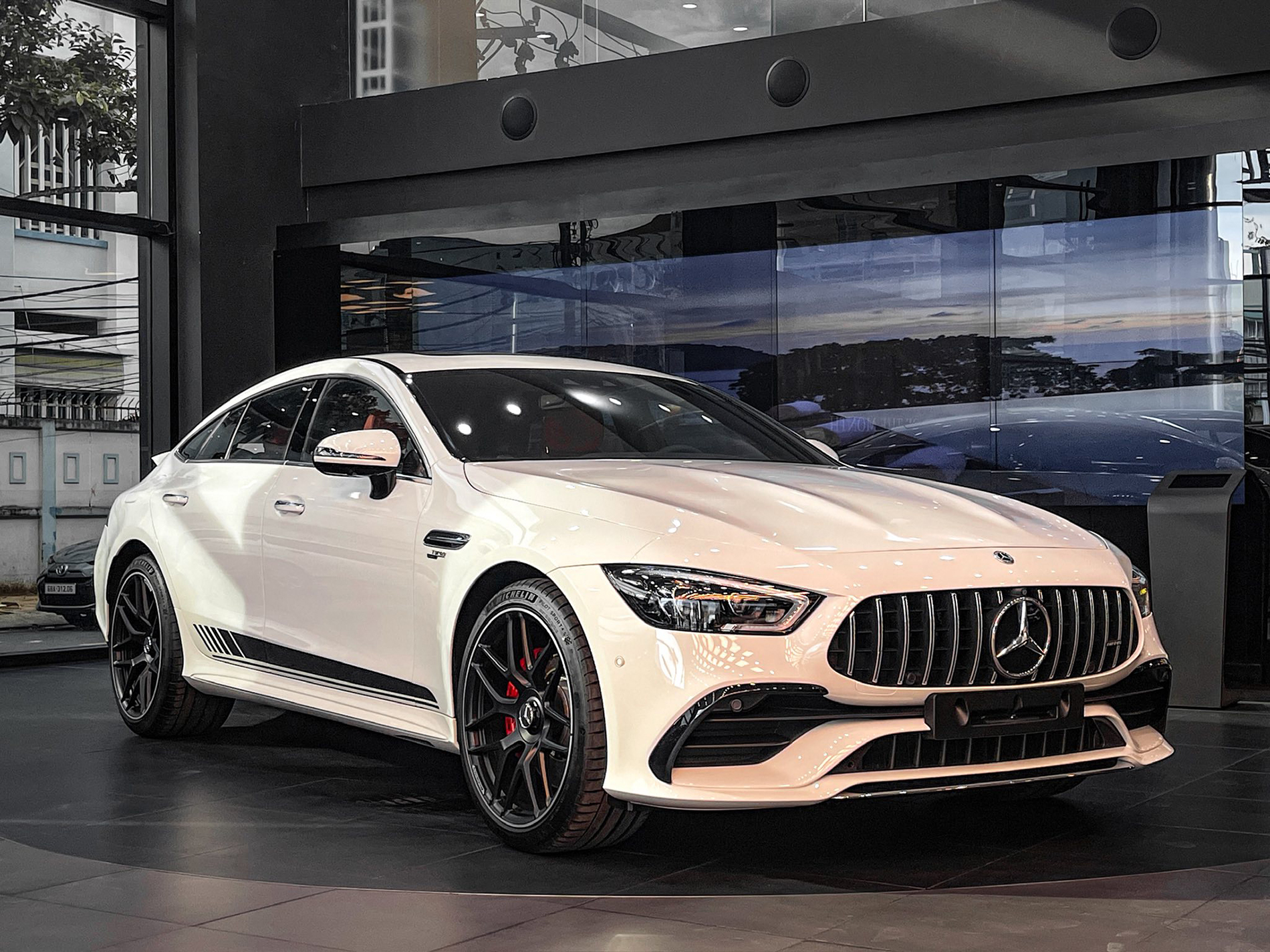 Mercedes-AMG GT 53 giảm sốc tại đại lý: Từng có giá 6,7 tỷ, nay thực tế chưa tới 3,9 tỷ và đây là điều cần đánh đổi - Ảnh 1