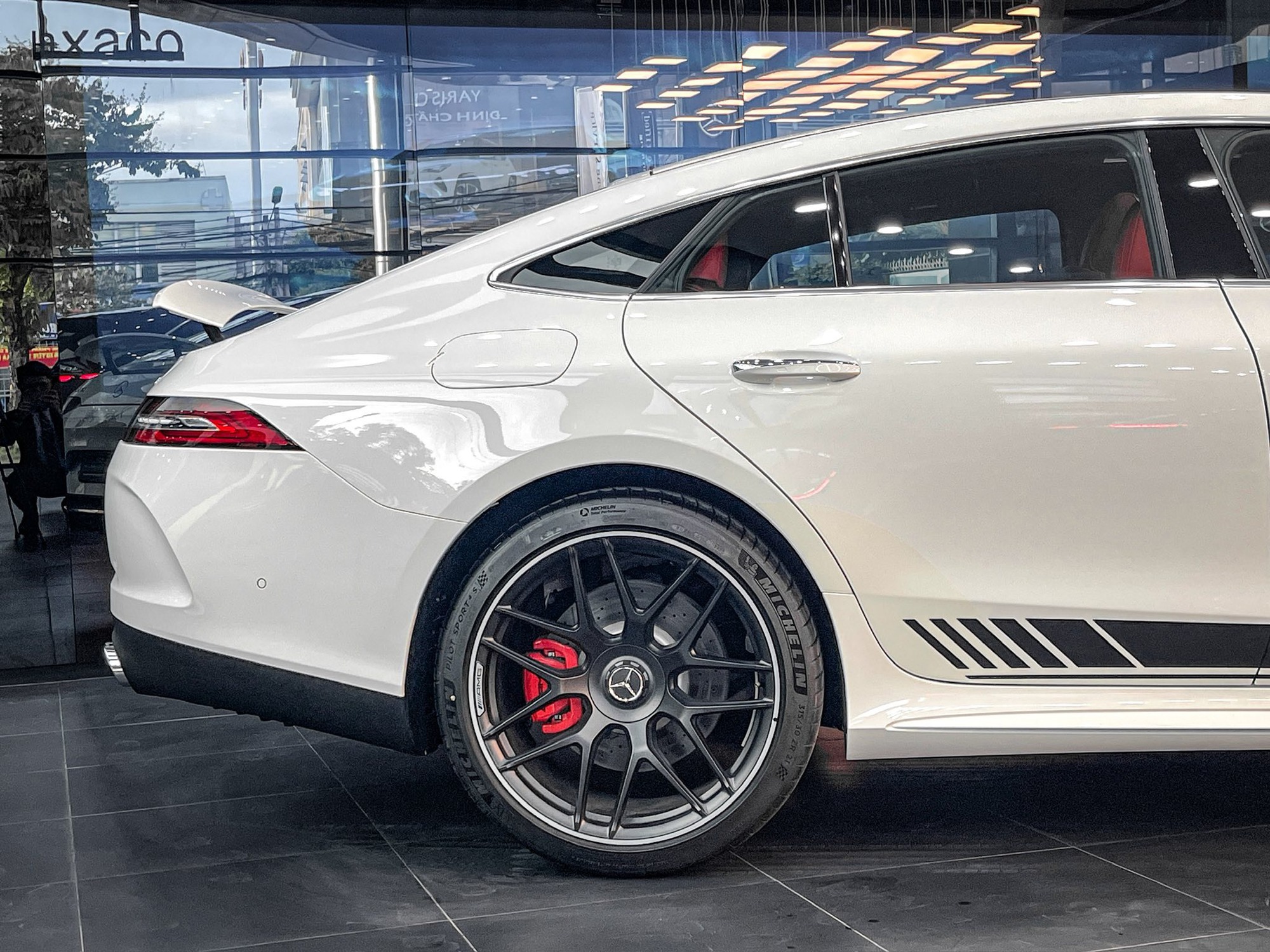 Mercedes-AMG GT 53 giảm sốc tại đại lý: Từng có giá 6,7 tỷ, nay thực tế chưa tới 3,9 tỷ và đây là điều cần đánh đổi - Ảnh 2