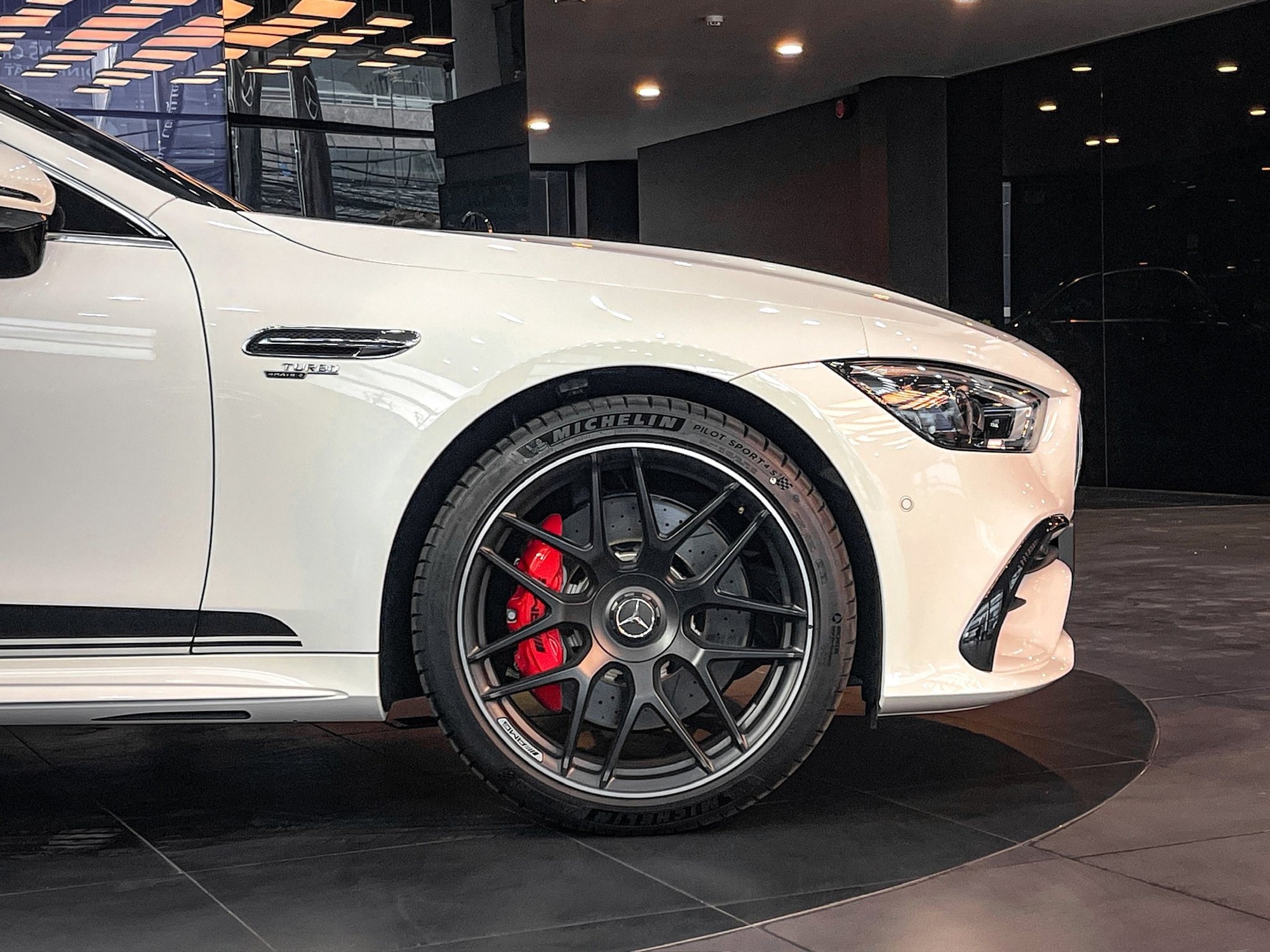 Mercedes-AMG GT 53 giảm sốc tại đại lý: Từng có giá 6,7 tỷ, nay thực tế chưa tới 3,9 tỷ và đây là điều cần đánh đổi - Ảnh 3
