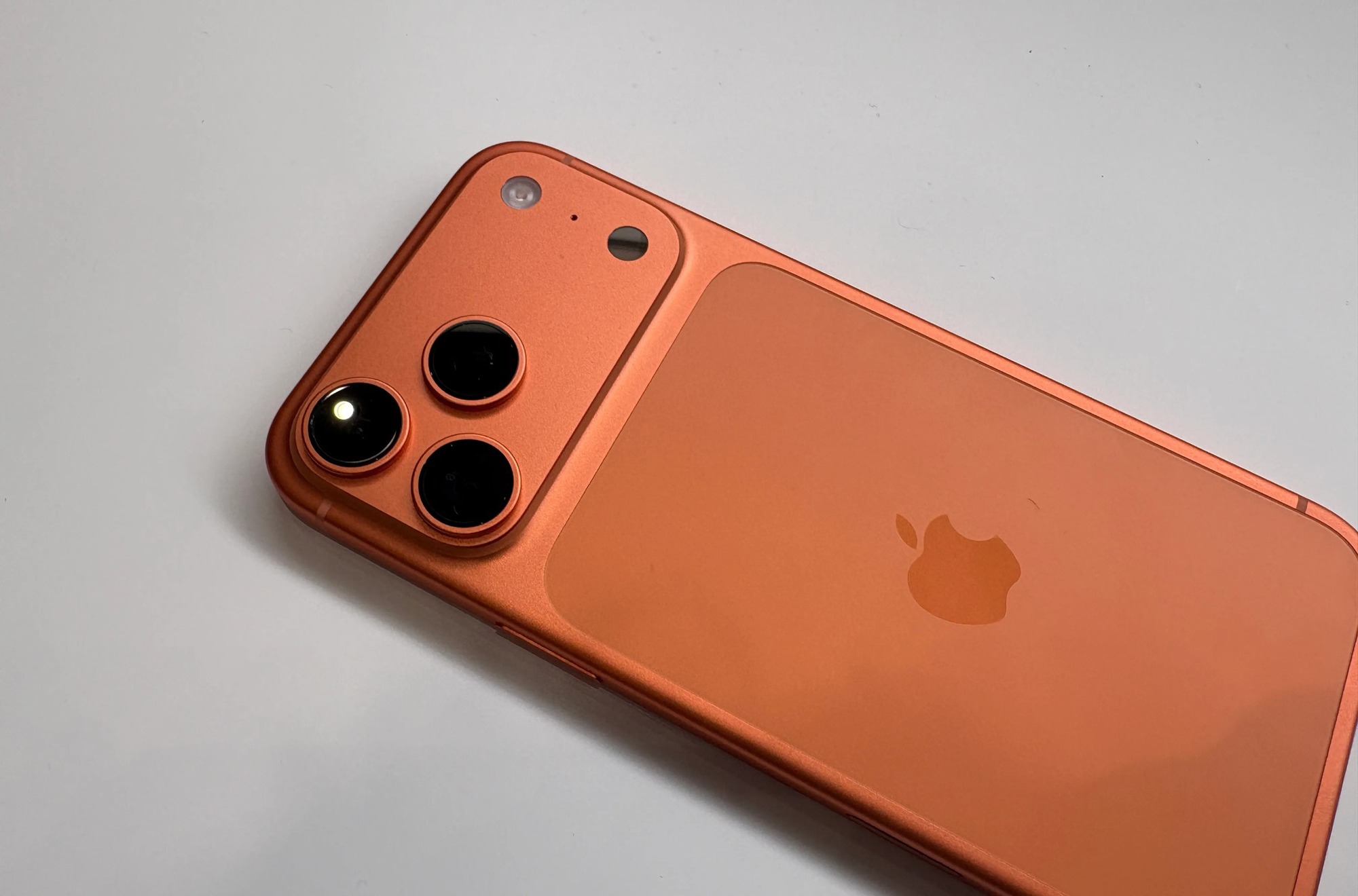 Ai chê thì chê nhưng phải thừa nhận, có một điều chỉ Apple làm được: Mỗi lần iPhone ra mắt là một cơn sốt màu sắc, cả thế giới "phát cuồng" - Ảnh 1