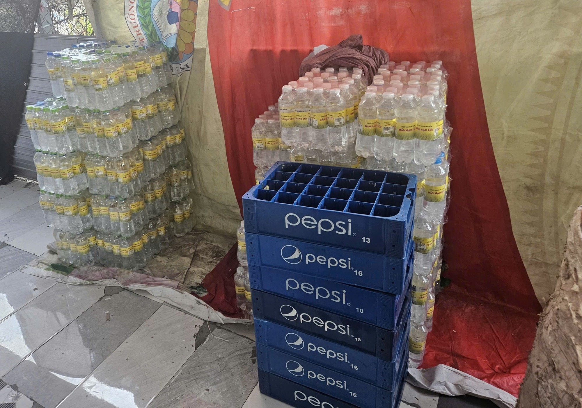 Bắt quả tang vợ chồng ở Đà Nẵng sản xuất hơn 1.000 lít giấm giả mỗi ngày từ axit công nghiệp - Ảnh 3