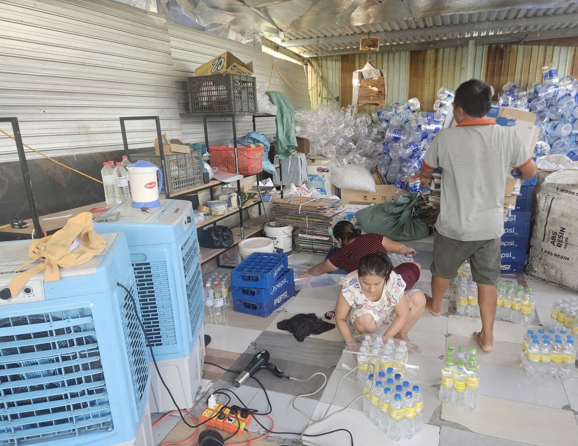 Bắt quả tang vợ chồng ở Đà Nẵng sản xuất hơn 1.000 lít giấm giả mỗi ngày từ axit công nghiệp - Ảnh 4