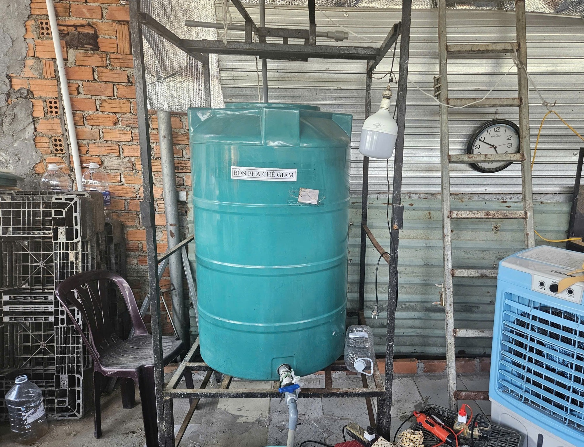 Bắt quả tang vợ chồng ở Đà Nẵng sản xuất hơn 1.000 lít giấm giả mỗi ngày từ axit công nghiệp - Ảnh 2