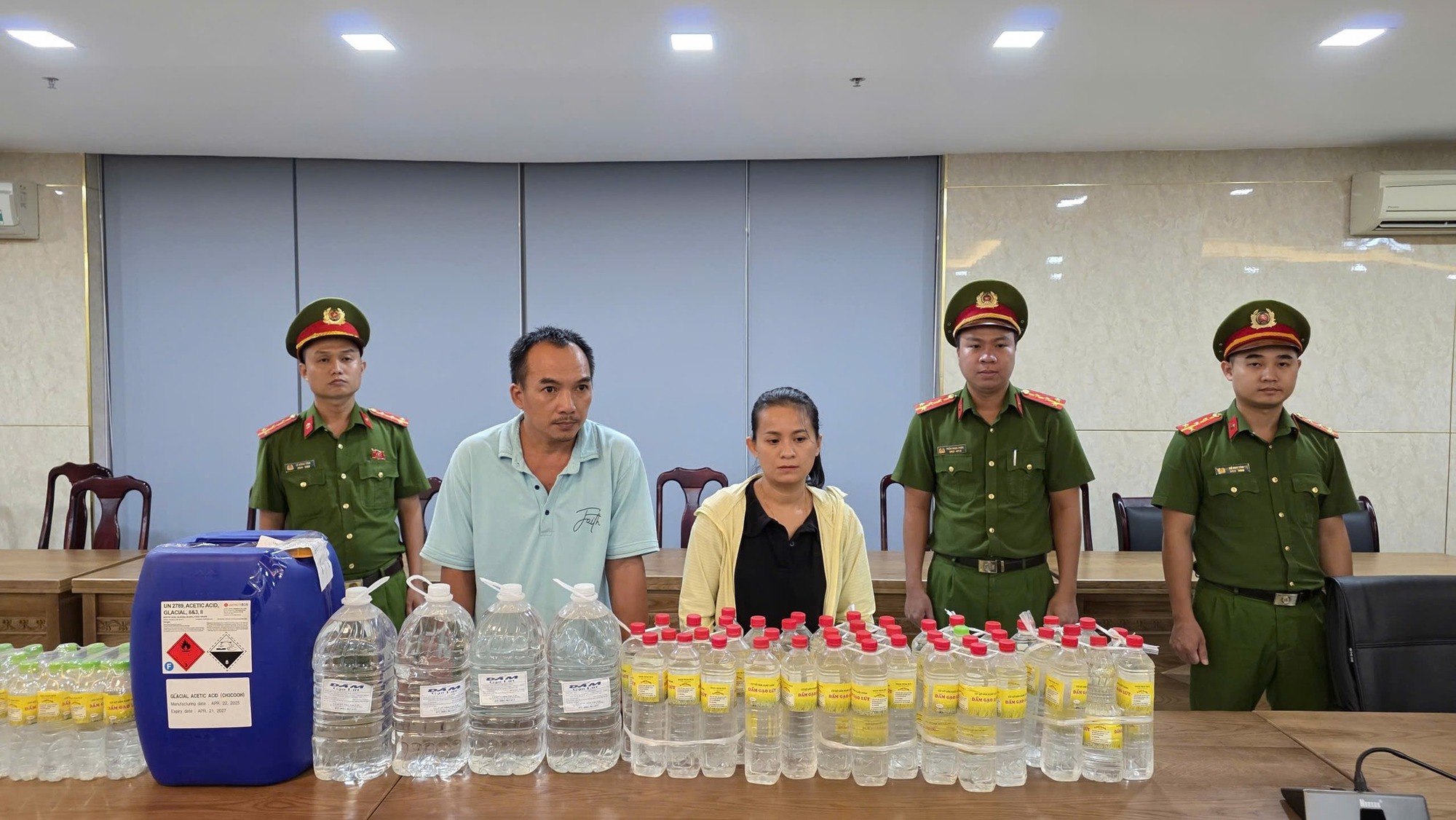 Bắt quả tang vợ chồng ở Đà Nẵng sản xuất hơn 1.000 lít giấm giả mỗi ngày từ axit công nghiệp - Ảnh 1