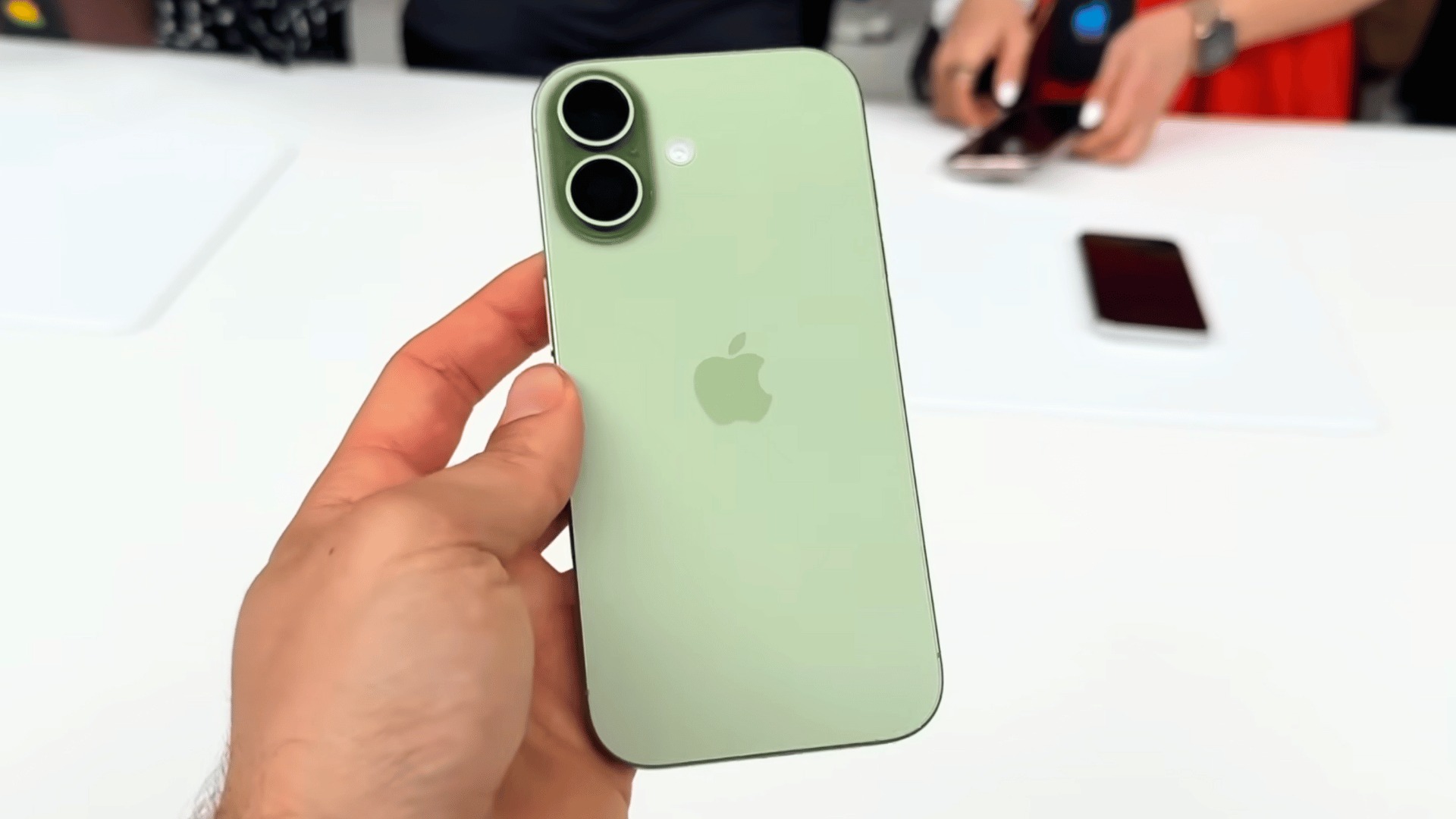 Không phải iPhone 17 Pro Max, đây mới là mẫu iPhone "cháy hàng" kỷ lục, khiến dân tình đổ xô đặt mua - Ảnh 2