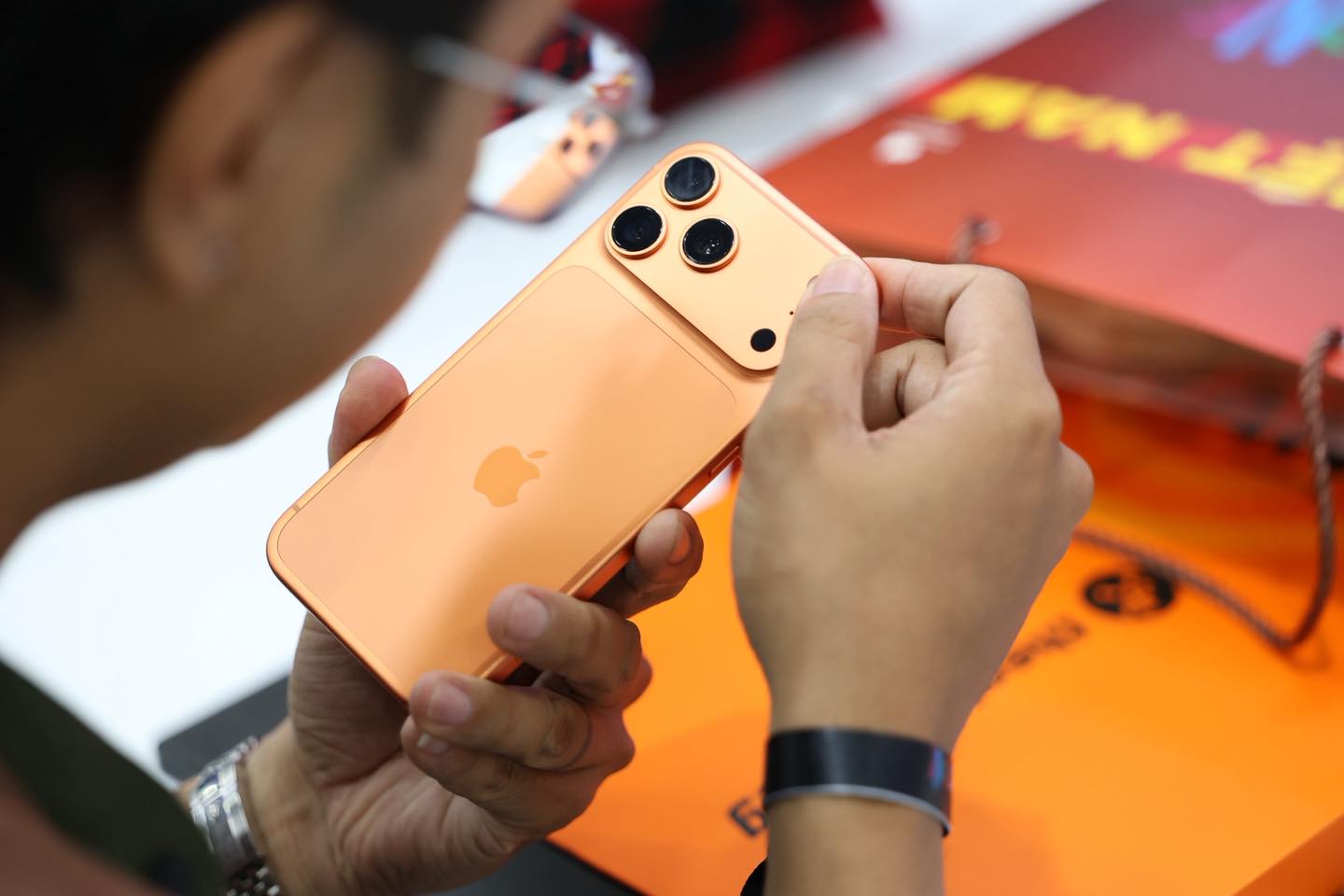 Lướt mạng xã hội giờ chỉ thấy một cảnh: "Pass nhanh" iPhone cũ, hẹn gặp lại ở "vũ trụ" iPhone 17 - Ảnh 5