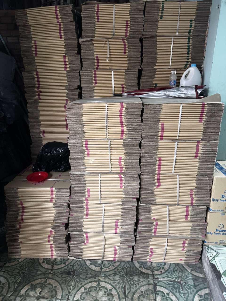 Triệt phá đường dây sản xuất, buôn bán hàng giả nước giặt, nước tẩy rửa nổi tiếng ở TP.HCM - Ảnh 3