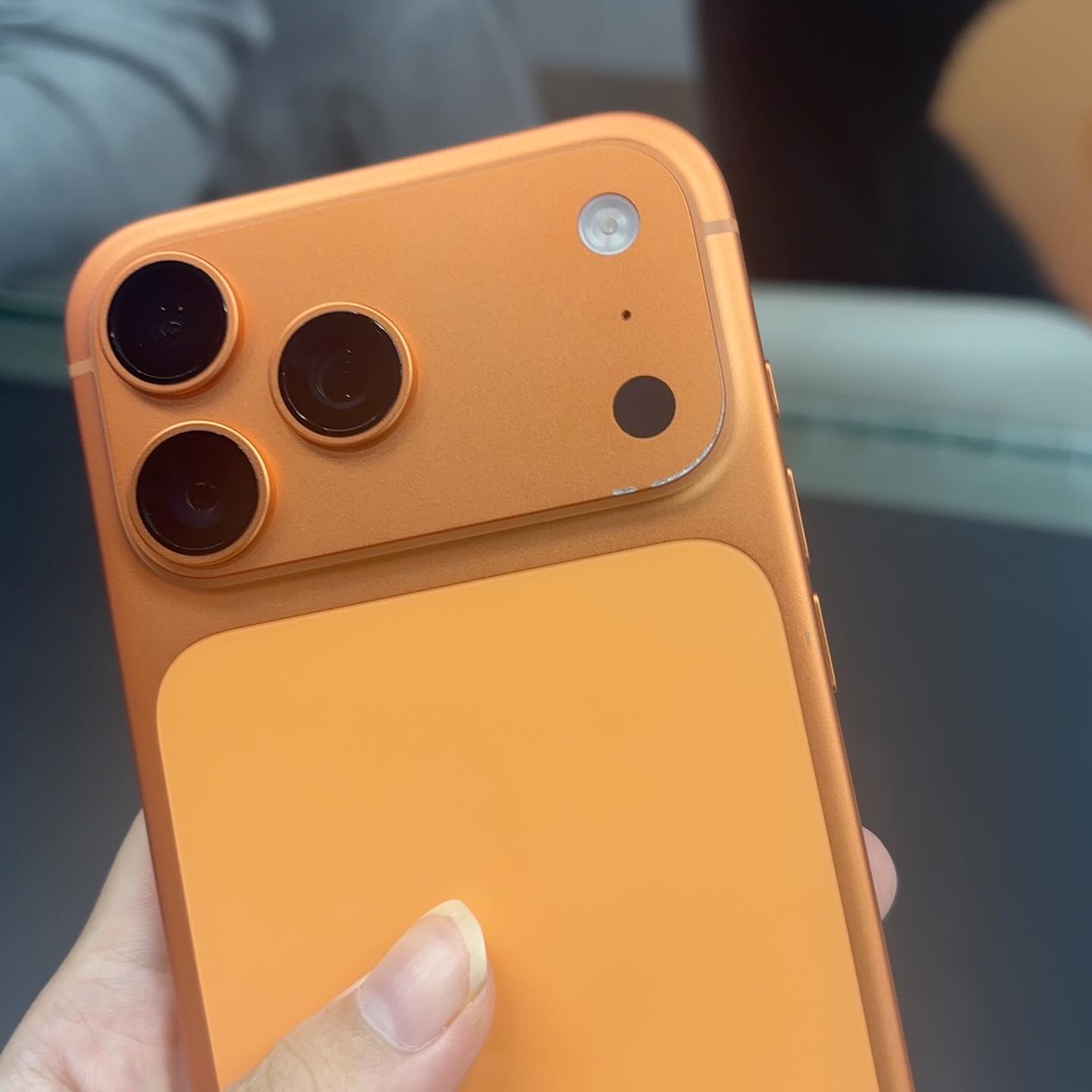 Soi dưới kính hiển vi, nguyên nhân iPhone 17 Pro dễ trầy xước đã bị phát hiện - Ảnh 1