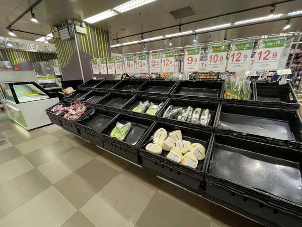 Cảnh tượng ở siêu thị Hong Kong (Trung Quốc) hiện tại: Người dân đổ xô mua sắm, chuẩn bị trước bão Ragasa, duy nhất mặt hàng này bị “ghẻ lạnh" - Ảnh 5