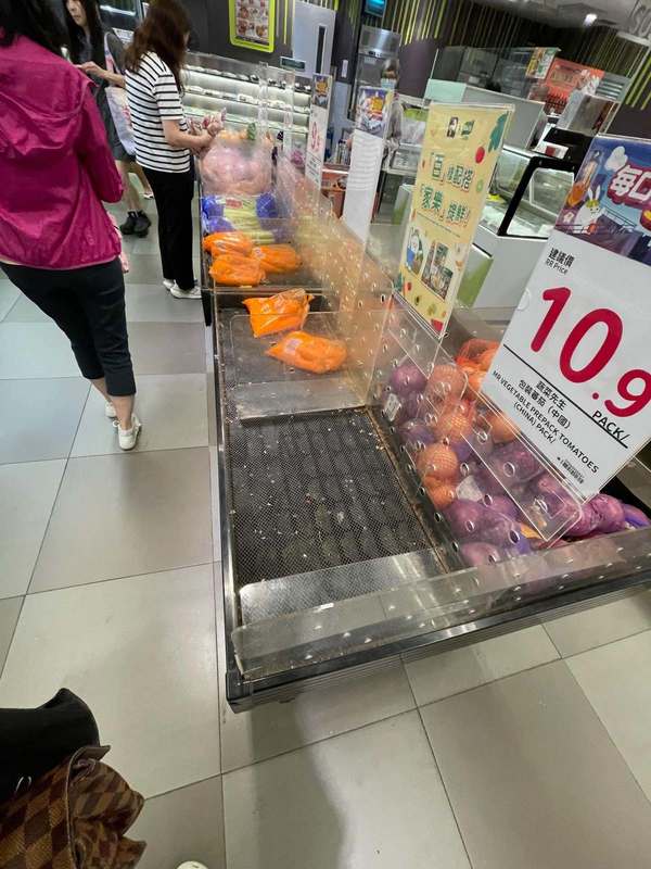 Cảnh tượng ở siêu thị Hong Kong (Trung Quốc) hiện tại: Người dân đổ xô mua sắm, chuẩn bị trước bão Ragasa, duy nhất mặt hàng này bị “ghẻ lạnh" - Ảnh 1