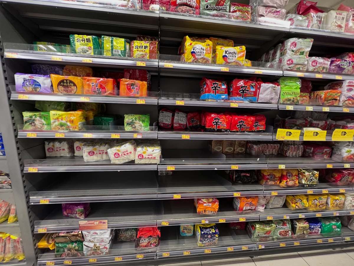 Cảnh tượng ở siêu thị Hong Kong (Trung Quốc) hiện tại: Người dân đổ xô mua sắm, chuẩn bị trước bão Ragasa, duy nhất mặt hàng này bị “ghẻ lạnh" - Ảnh 4