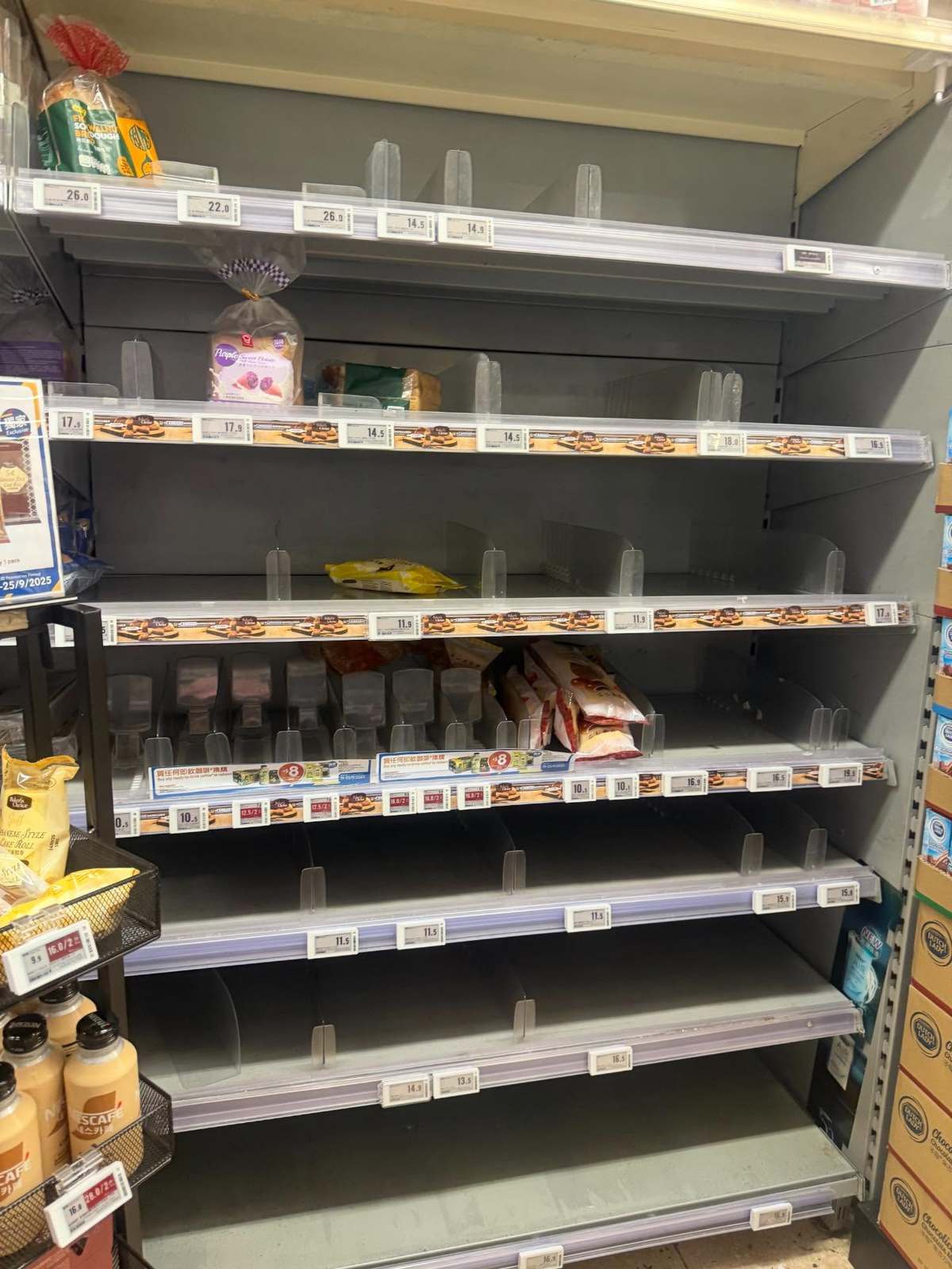 Cảnh tượng ở siêu thị Hong Kong (Trung Quốc) hiện tại: Người dân đổ xô mua sắm, chuẩn bị trước bão Ragasa, duy nhất mặt hàng này bị “ghẻ lạnh" - Ảnh 3