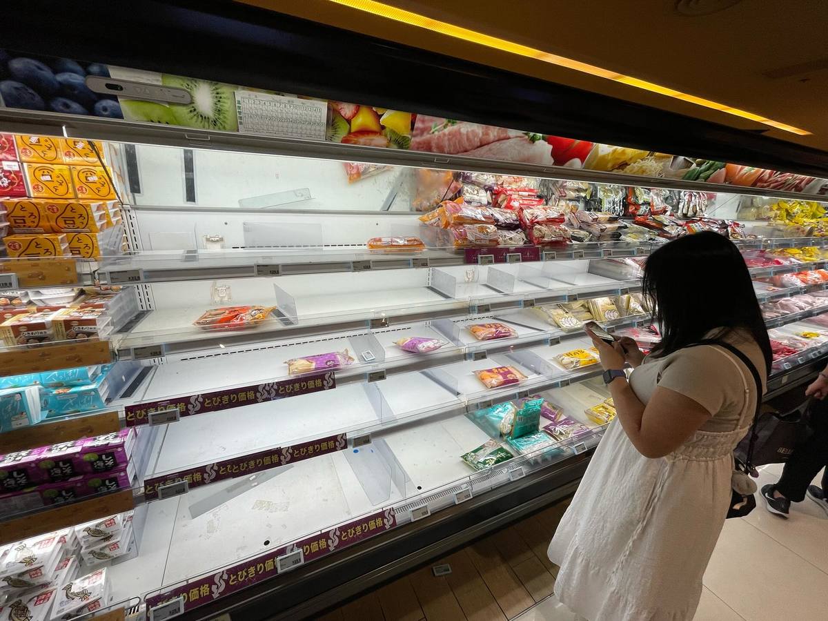 Cảnh tượng ở siêu thị Hong Kong (Trung Quốc) hiện tại: Người dân đổ xô mua sắm, chuẩn bị trước bão Ragasa, duy nhất mặt hàng này bị “ghẻ lạnh" - Ảnh 2