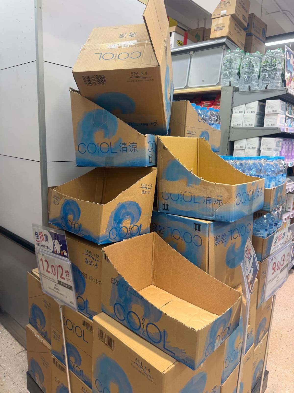 Cảnh tượng ở siêu thị Hong Kong (Trung Quốc) hiện tại: Người dân đổ xô mua sắm, chuẩn bị trước bão Ragasa, duy nhất mặt hàng này bị “ghẻ lạnh" - Ảnh 6