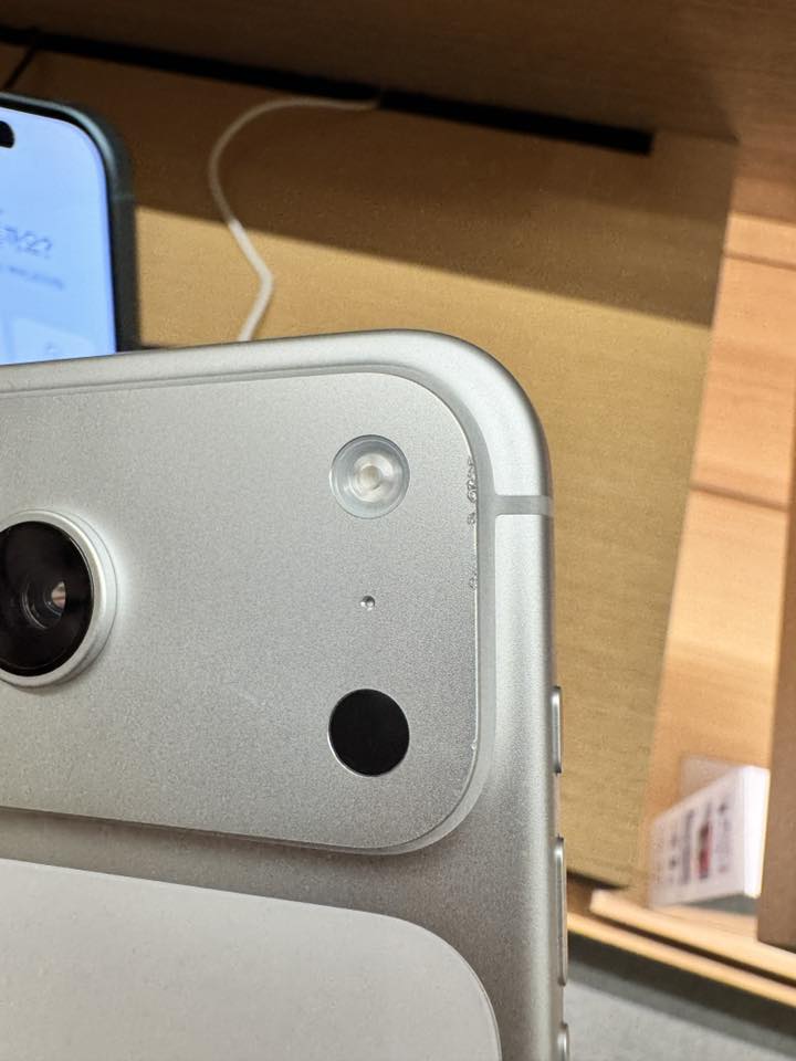 iPhone 17 Pro vừa rơi đã xước, ốp lưng lập tức trở thành "thứ tồn tại duy nhất" - Ảnh 4