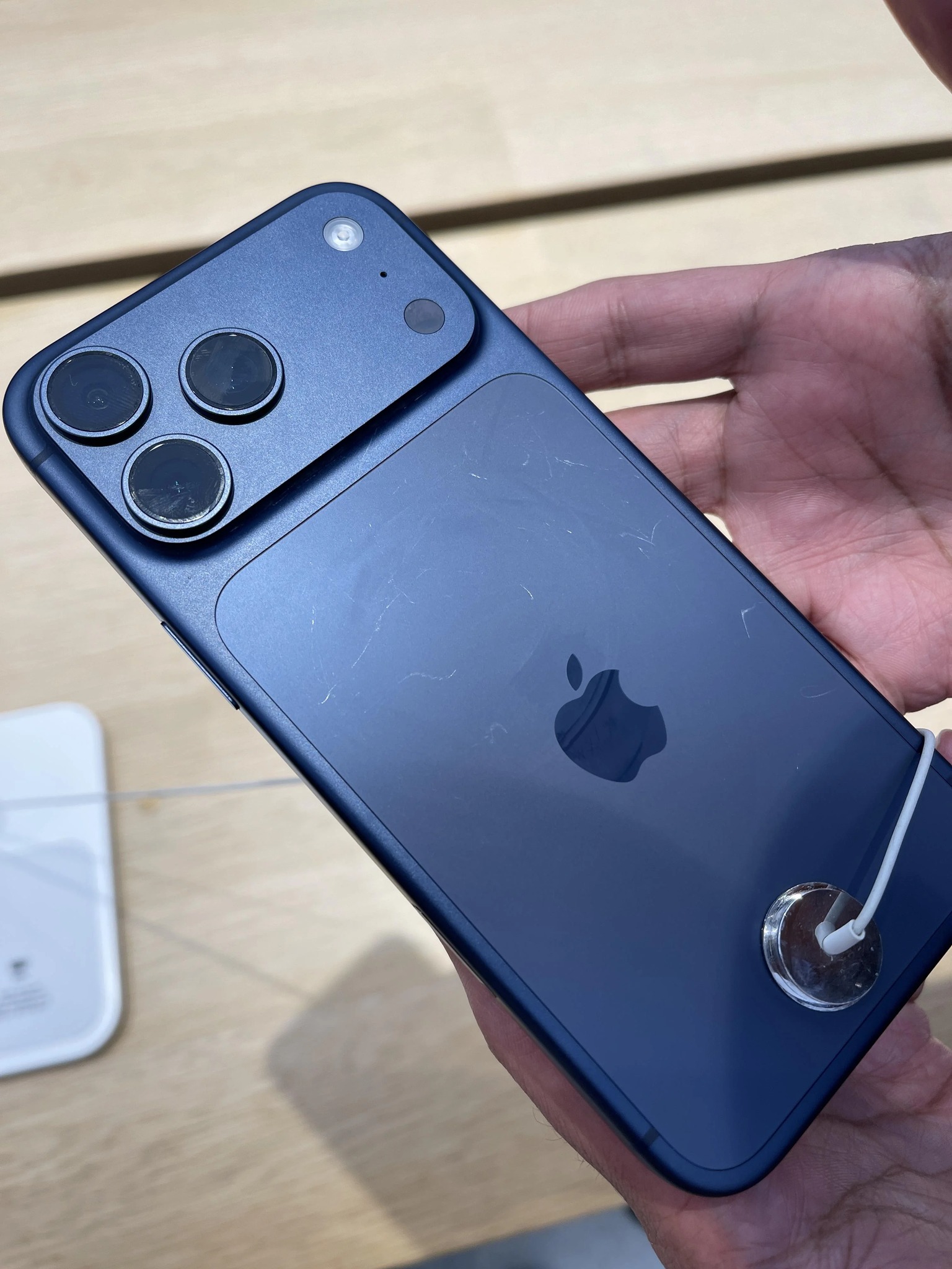 iPhone 17 Pro vừa rơi đã xước, ốp lưng lập tức trở thành "thứ tồn tại duy nhất" - Ảnh 3