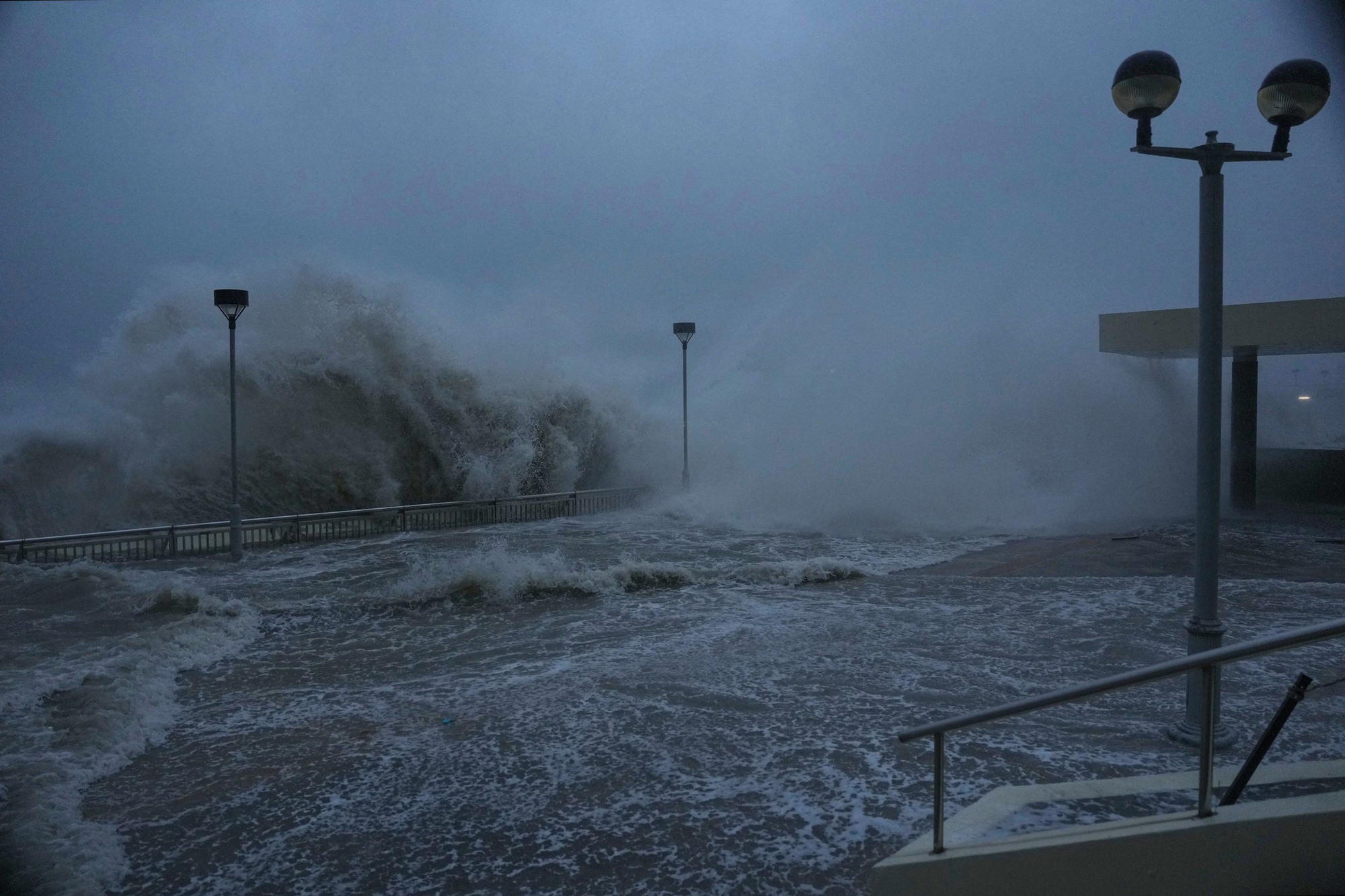 39 giây kinh hoàng: Siêu bão Ragasa "xé toạc" khách sạn hạng sang ở Hong Kong (Trung Quốc), cuốn phăng người đàn ông ngay trong sảnh - Ảnh 3