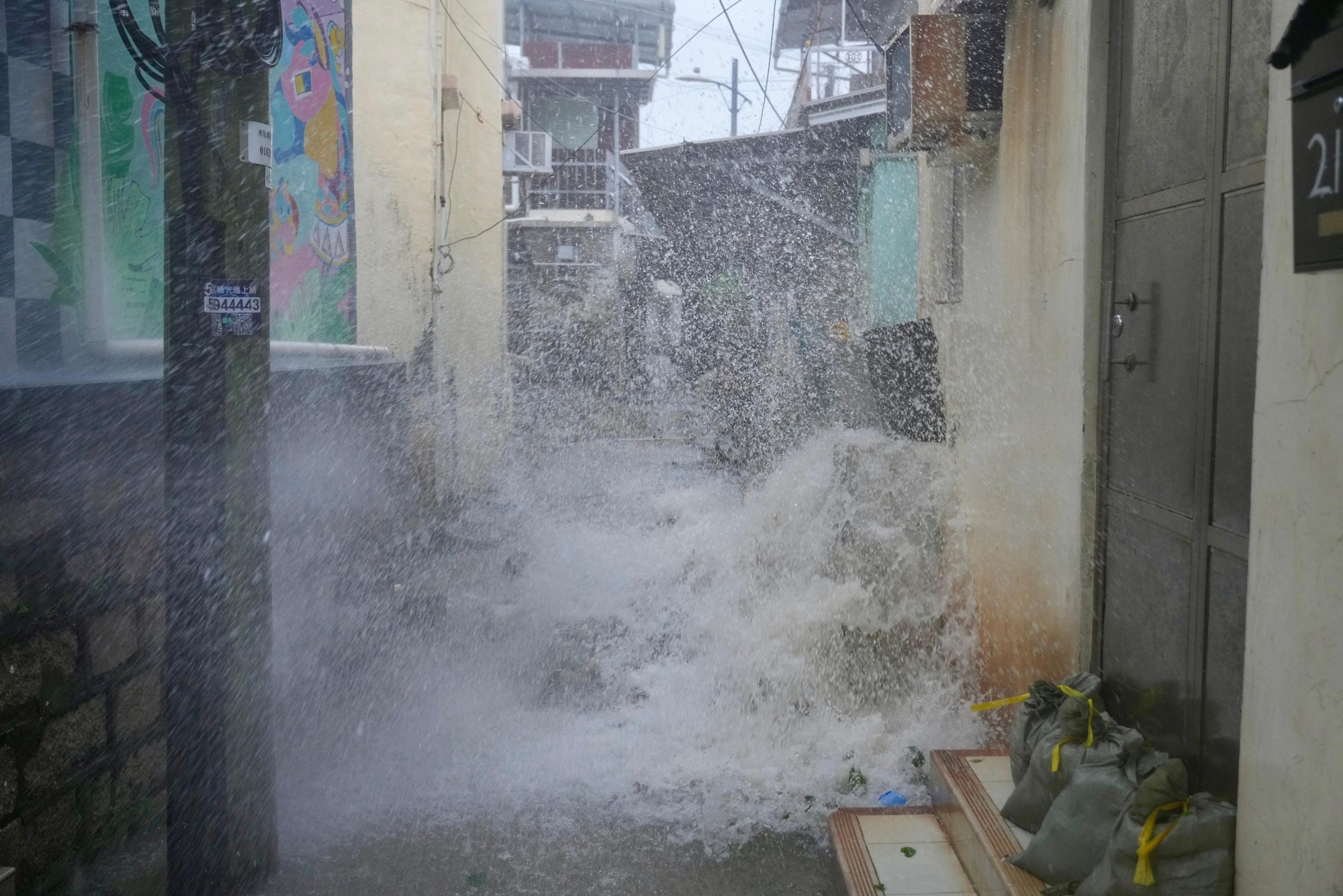 39 giây kinh hoàng: Siêu bão Ragasa "xé toạc" khách sạn hạng sang ở Hong Kong (Trung Quốc), cuốn phăng người đàn ông ngay trong sảnh - Ảnh 4