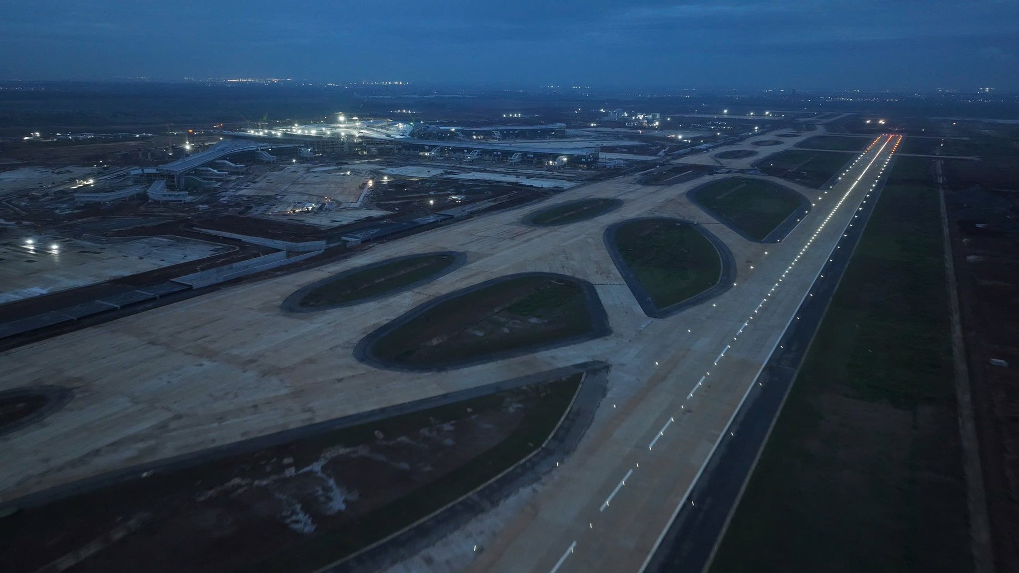 Công trình 16 tỷ USD của Việt Nam rực sáng đón dấu mốc đặc biệt, ghi tên vào bản đồ hàng không toàn cầu - Ảnh 3