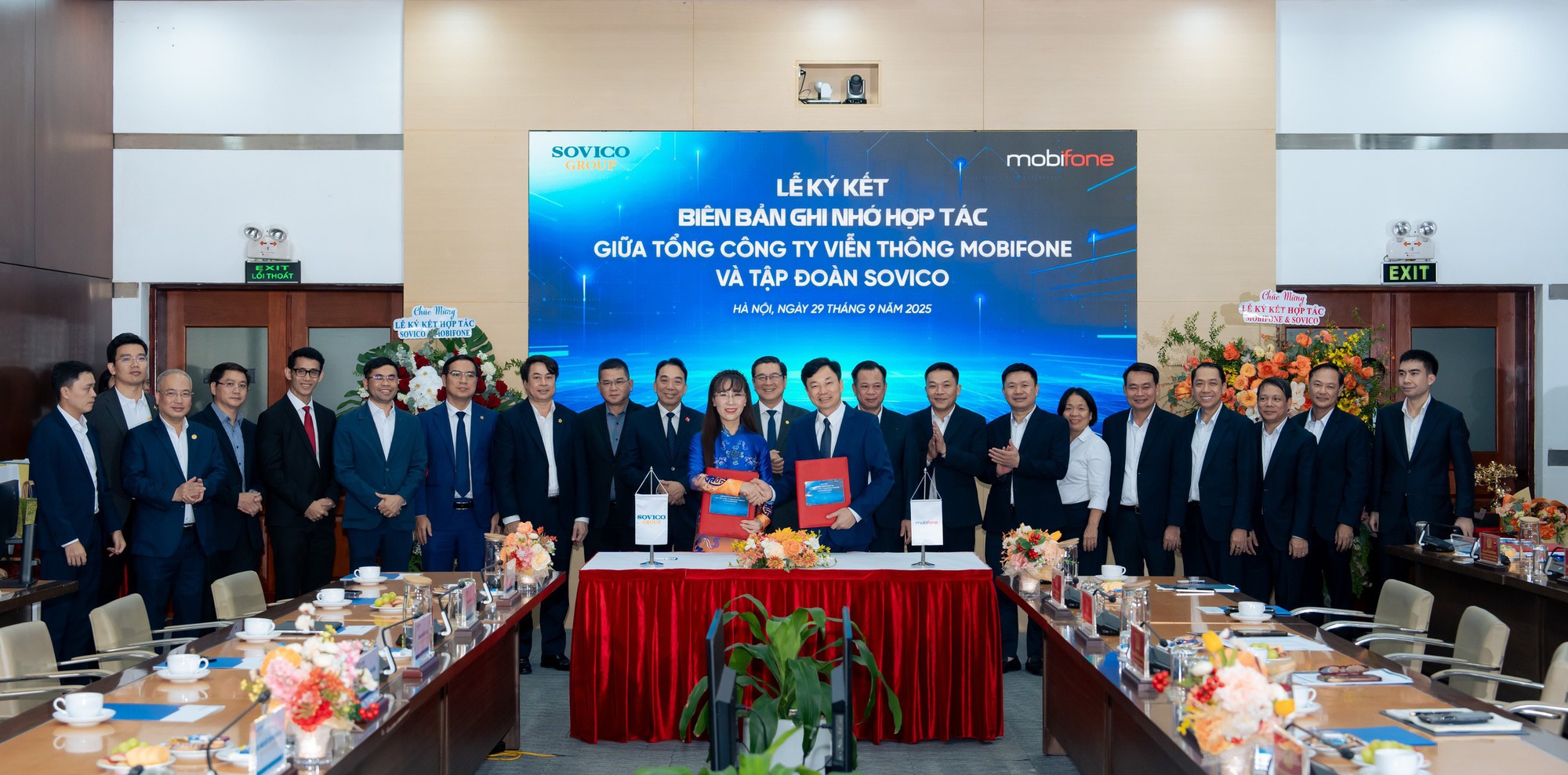 Tỷ phú Nguyễn Thị Phương Thảo bắt tay Chủ tịch Mobifone: Triển khai 5G cho đô thị thông minh, sân bay, tích hợp hạ tầng trạm phát sóng, camera thông minh - Ảnh 1