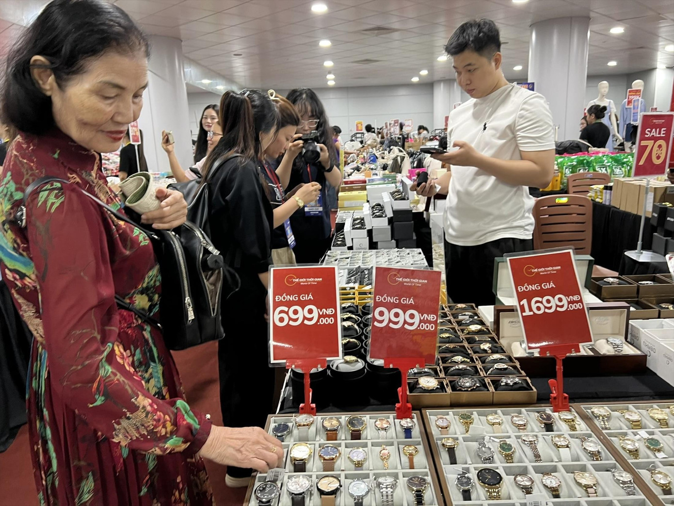 Kỳ vọng 'sóng' tiêu dùng mới sau kỳ nghỉ lễ - Ảnh 1