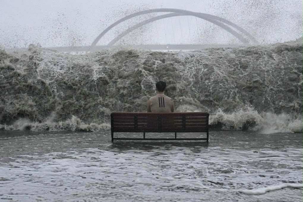 Bức ảnh khó hiểu trong siêu bão Ragasa - Ảnh 1