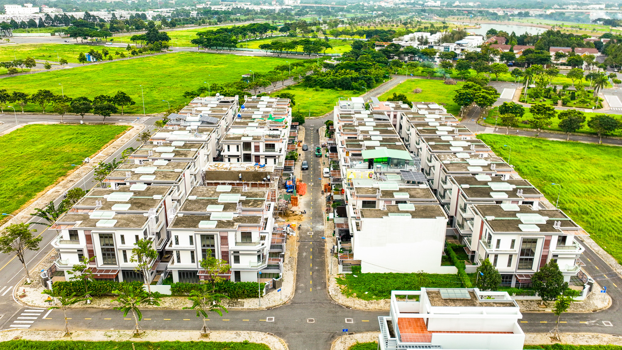 Khu đô thị treo đầy biển bán gấp, nhà ngộp nhưng giá tăng gần 70% ở TP.HCM - Ảnh 6