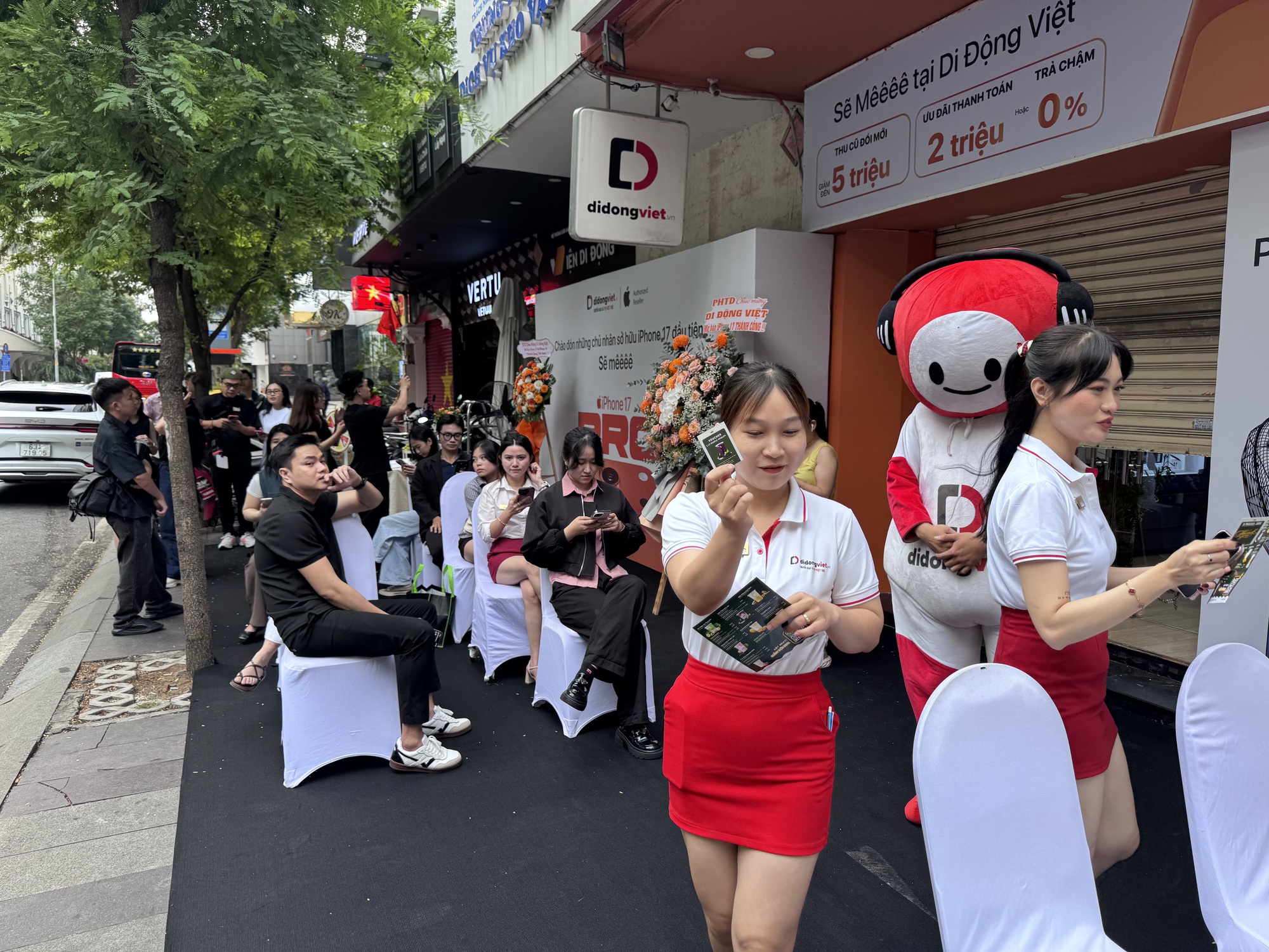 Choáng với số lượng iPhone 17 mở bán trong ngày đầu tiên - Ảnh 5