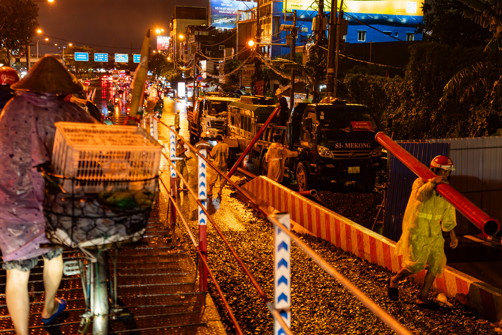 Toàn cảnh công trường nâng cầu lớn nhất Việt Nam: Huy động hơn 100 bộ kích thuỷ lực, nâng cầu 11.000 tấn, sai số dưới 1mm - Ảnh 7