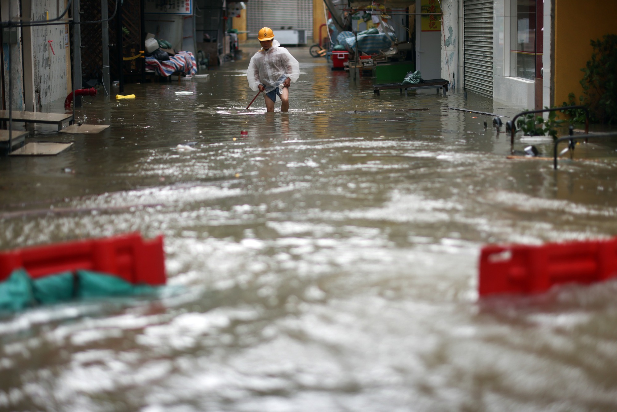 Hong Kong (Trung Quốc) thiệt hại hàng chục nghìn tỷ đồng trong 2 ngày "tê liệt" do siêu bão Ragasa quần thảo - Ảnh 4