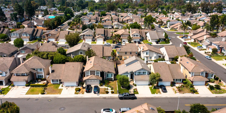 Nghịch lý giấc mơ an cư ở Mỹ: Nhà càng nhỏ, giá càng cao - Ảnh 2