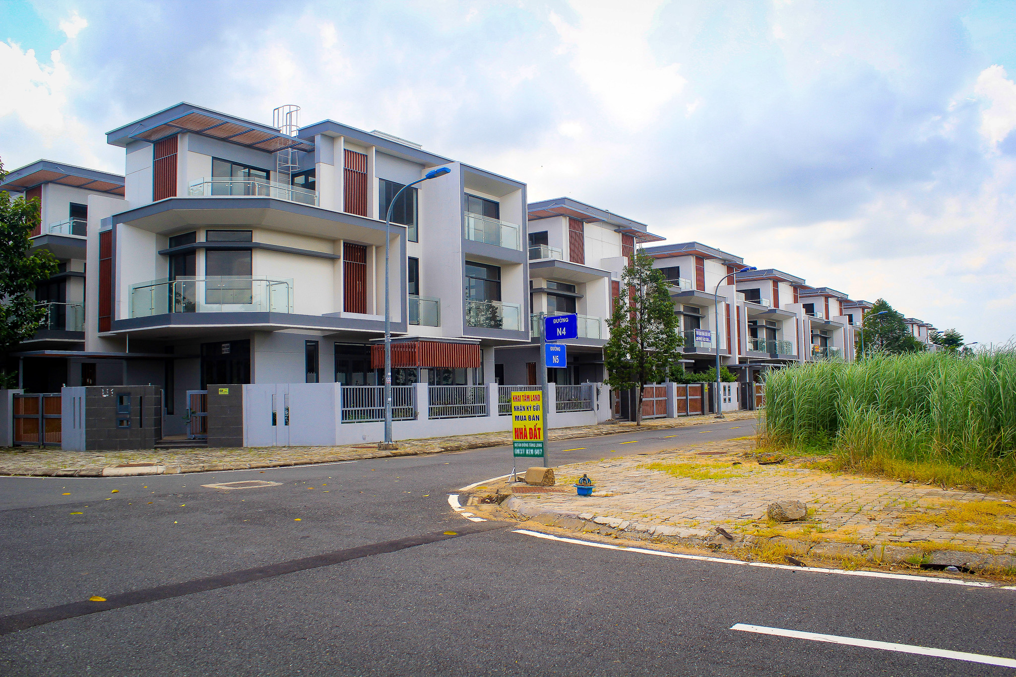 Khu đô thị treo đầy biển bán gấp, nhà ngộp nhưng giá tăng gần 70% ở TP.HCM - Ảnh 7