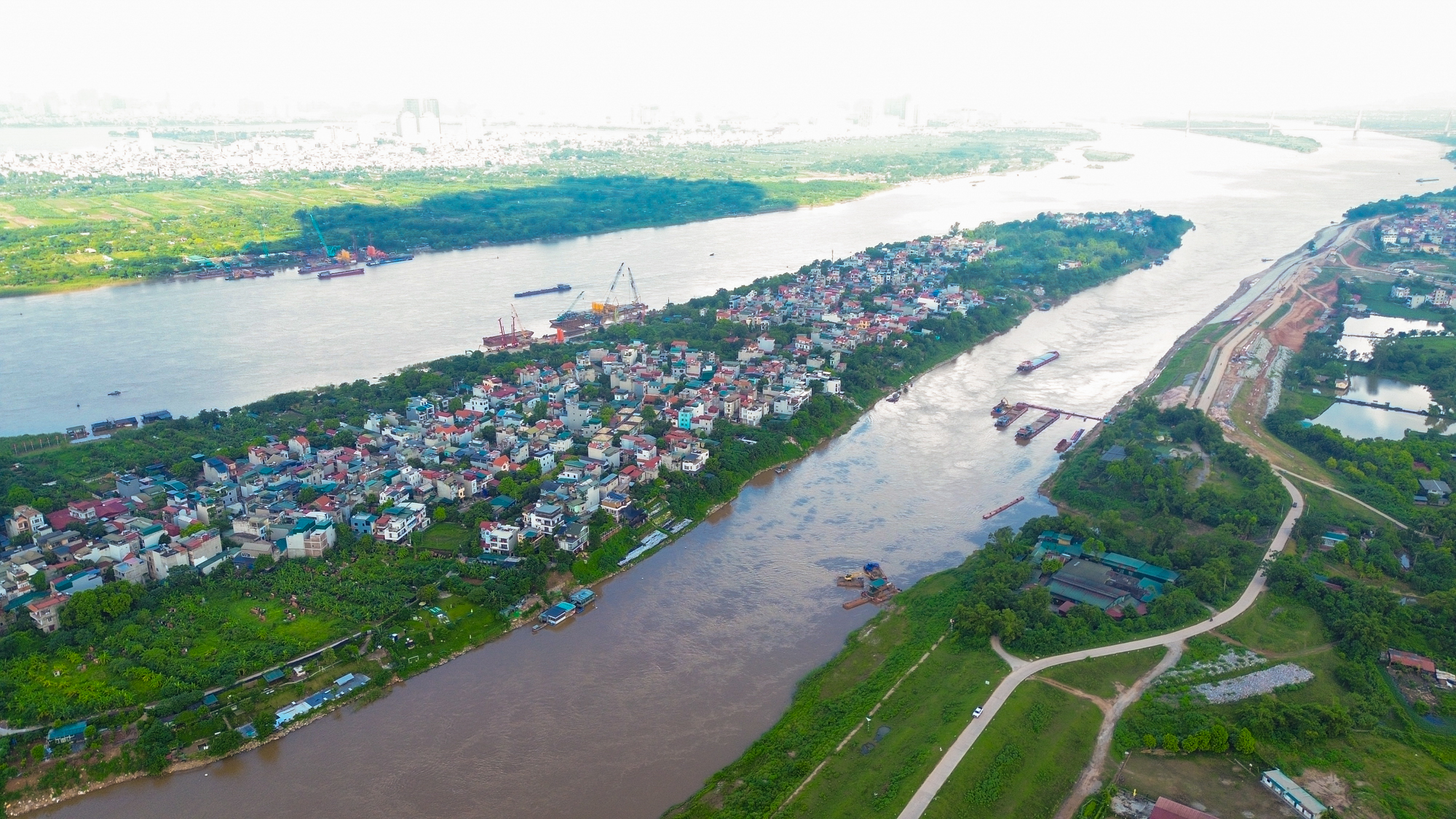 Toàn cảnh công trường xây cầu có trụ cao nhất, nhịp chính dài thứ 2 Việt Nam kết nối đại dự án “nóng” bậc nhất của tỷ phú Phạm Nhật Vượng - Ảnh 7