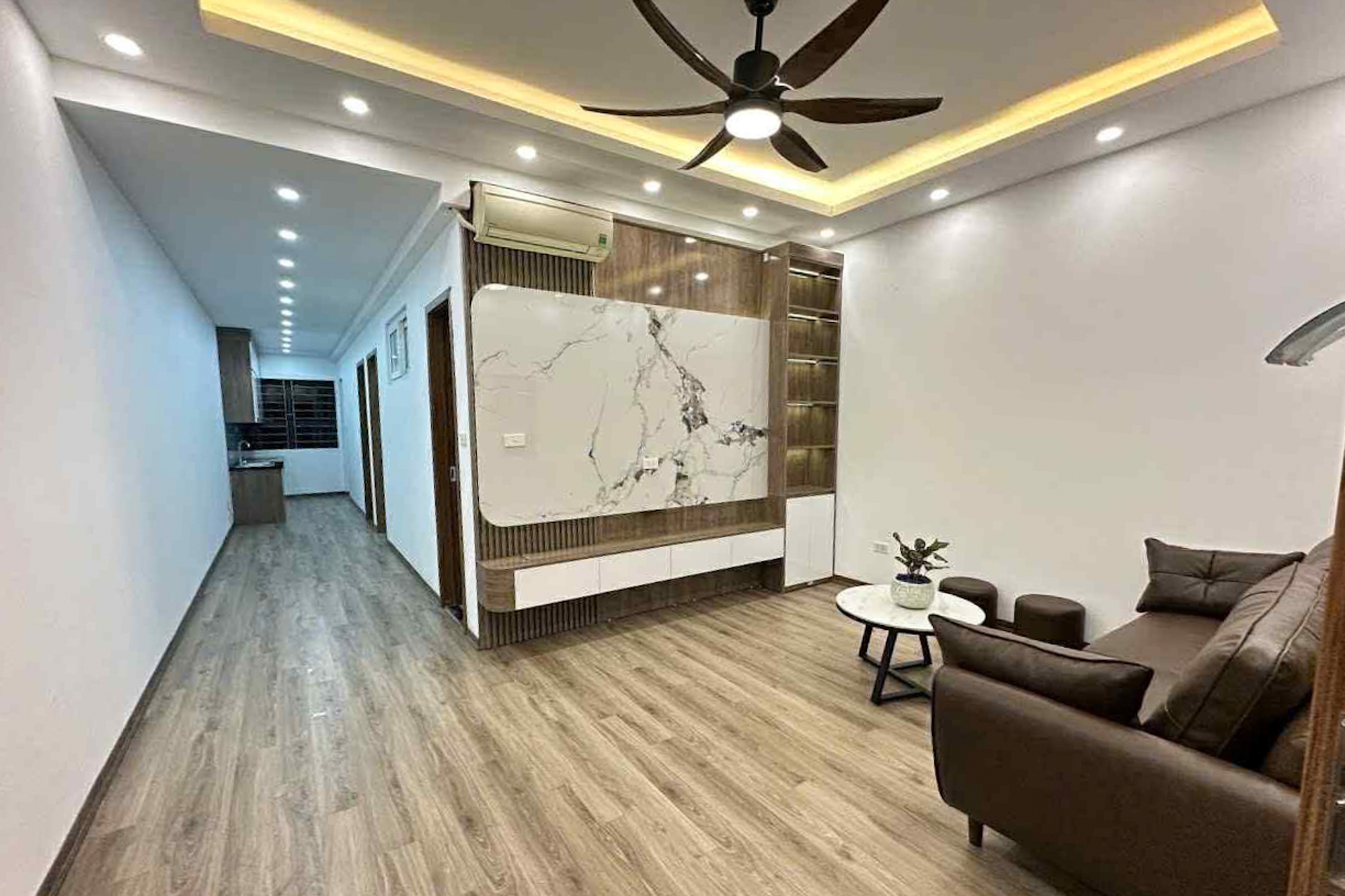 Chung cư có tường bong tróc, thi thoảng thang máy lại hỏng, thiếu nước...có giá tăng gấp 3 lần, hở ra là cháy hàng - Ảnh 7