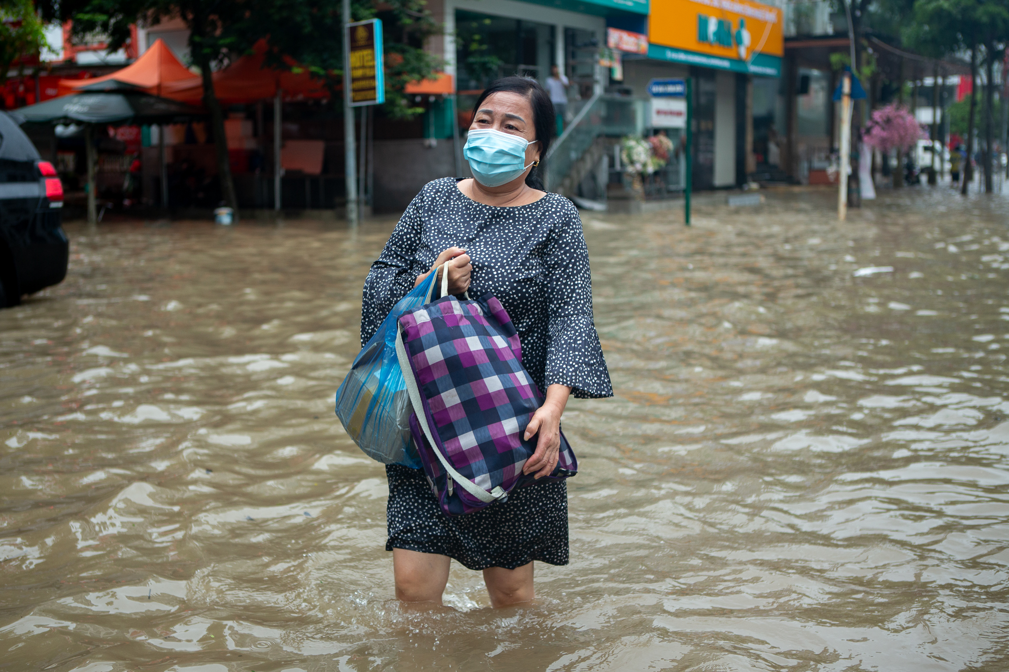 Cảnh đi thuyền, kéo xe tự chế tại khu đô thị triệu USD nhưng hễ mưa là ngập ở Hà Nội - Ảnh 7