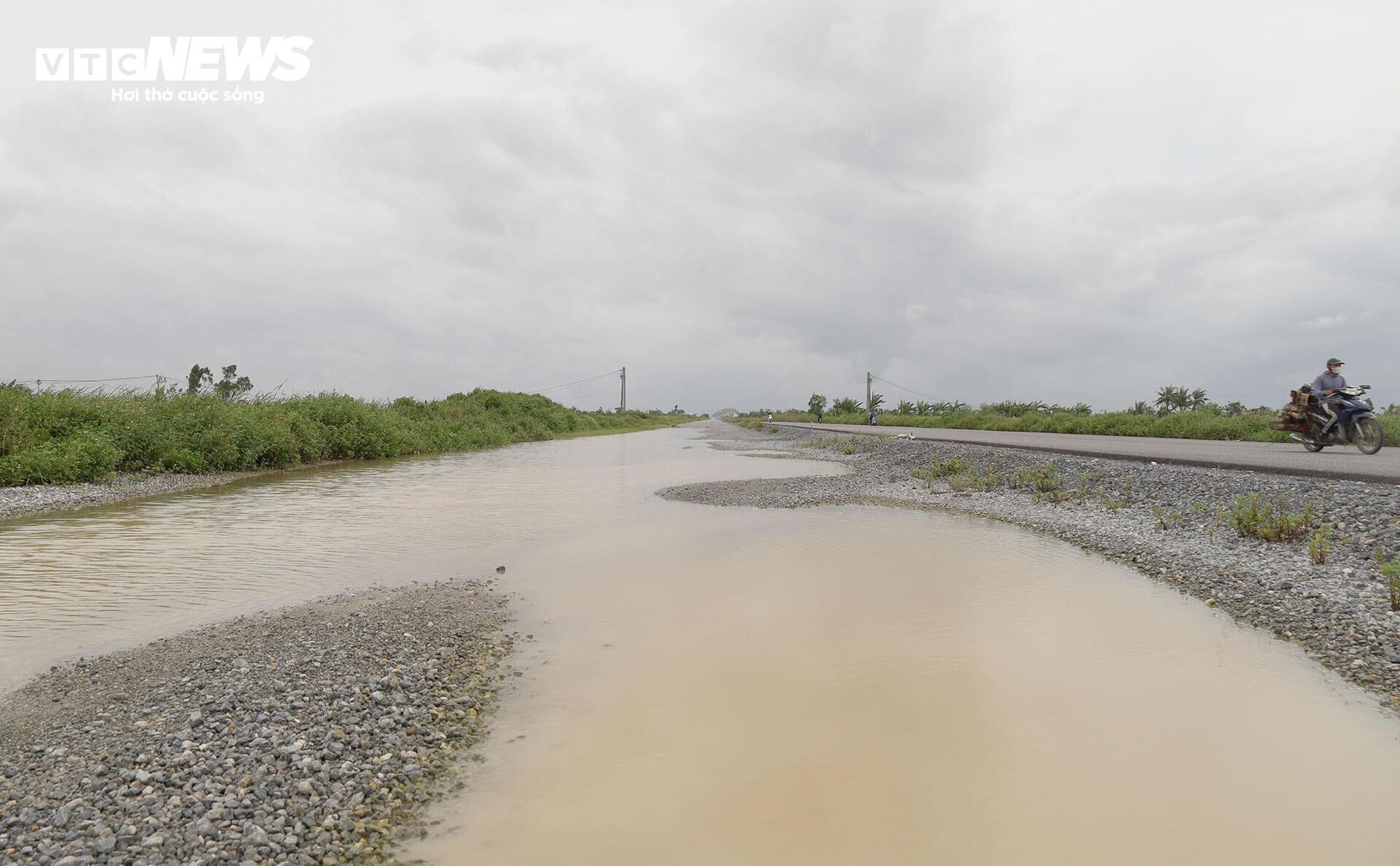 Đường bộ ven biển qua Hải Phòng 3.700 tỷ đồng 'đắp chiếu' sau 8 năm khởi công - Ảnh 8