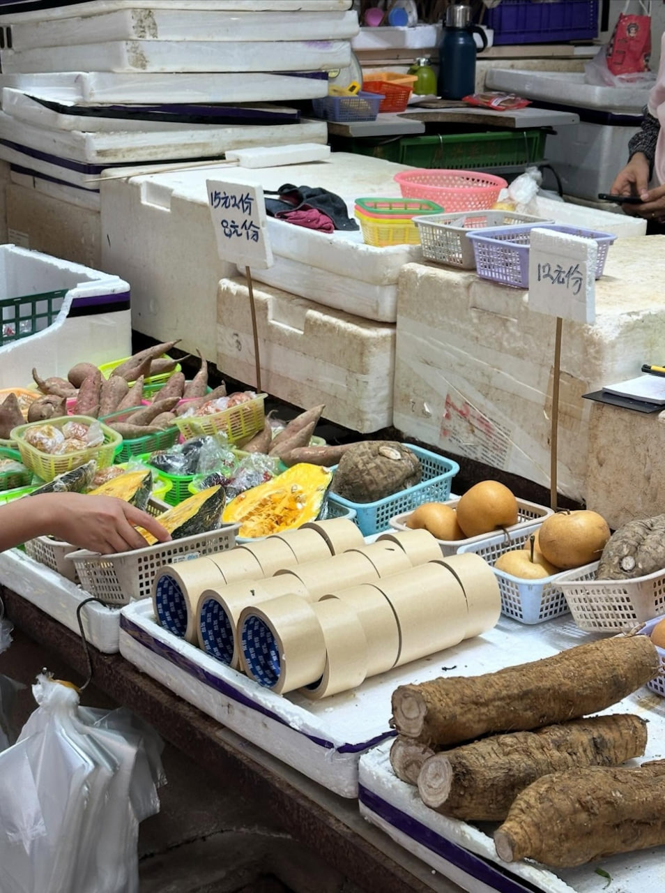 Cuộn băng dính bỗng "cháy hàng", đua độ hot với cà chua, khoai tây trước bão Ragasa: Lý do mới sốc - Ảnh 1