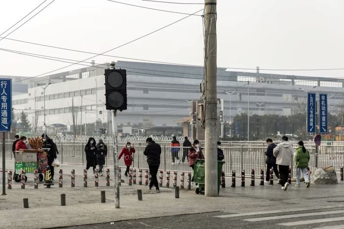 Bên trong ‘siêu nhà máy’ 200.000 công nhân sản xuất iPhone 17: Làm quá giờ, phân biệt đối xử, chậm lương - Ảnh 2