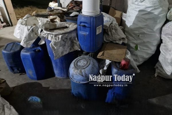 Đột kích một công ty, cảnh sát triệt phá đường dây sản xuất phân bón giả quy mô lớn, tịch thu hơn 15 tấn hóa chất không giấy phép - Ảnh 2