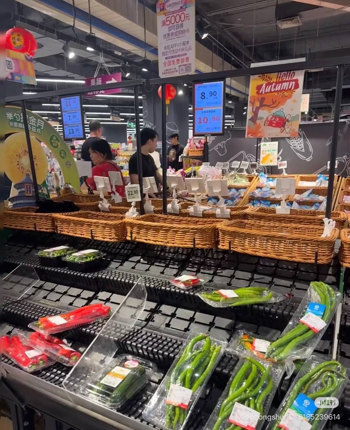 Siêu thị Trung Quốc trước siêu bão Ragasa: Kệ hàng trống trơn nhưng 3 loại rau vẫn "ế chỏng chơ", netizen thắc mắc lý do - Ảnh 8